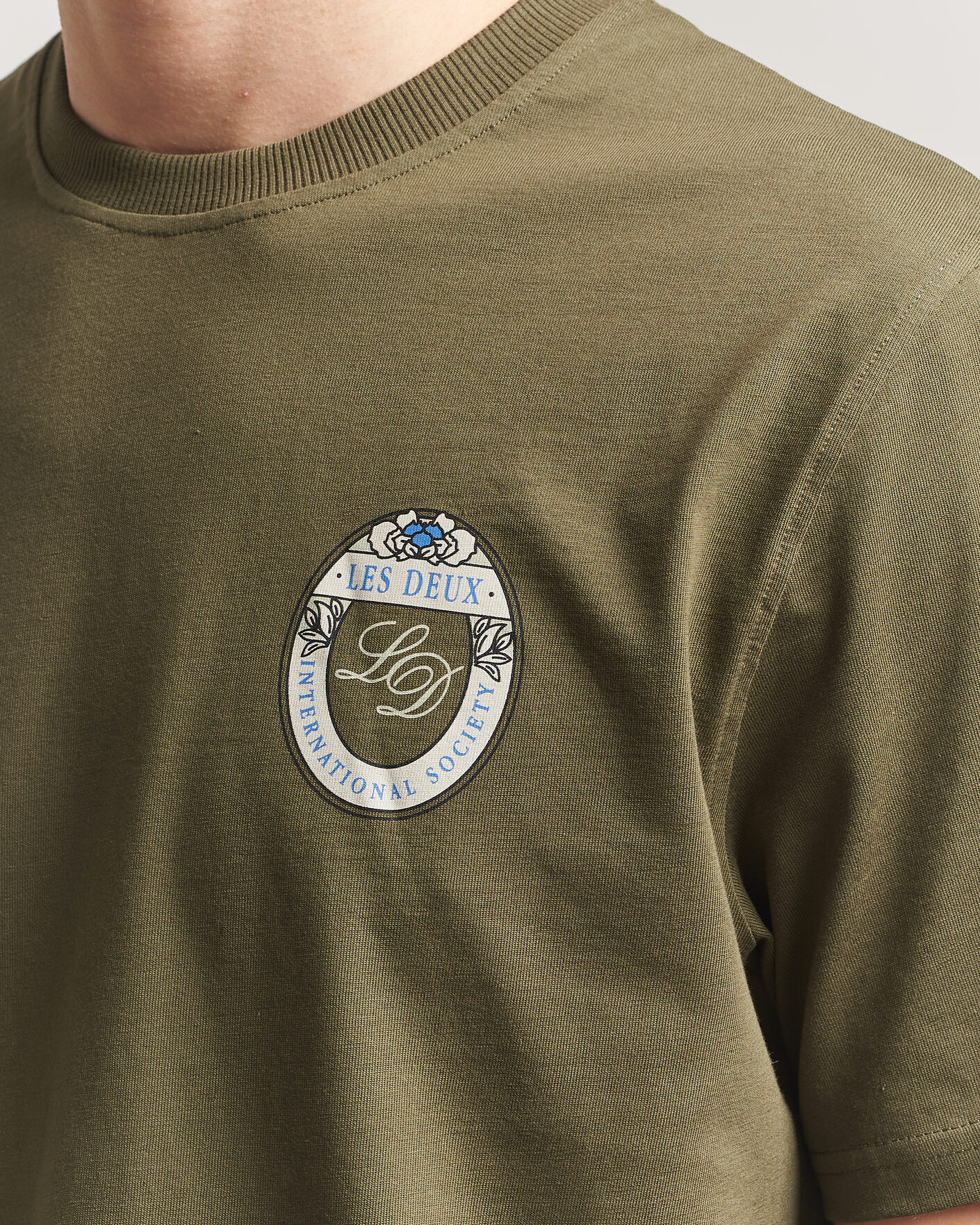Men | T-Shirts | LES DEUX | Brday Emblem T-Shirt Olive Night Green