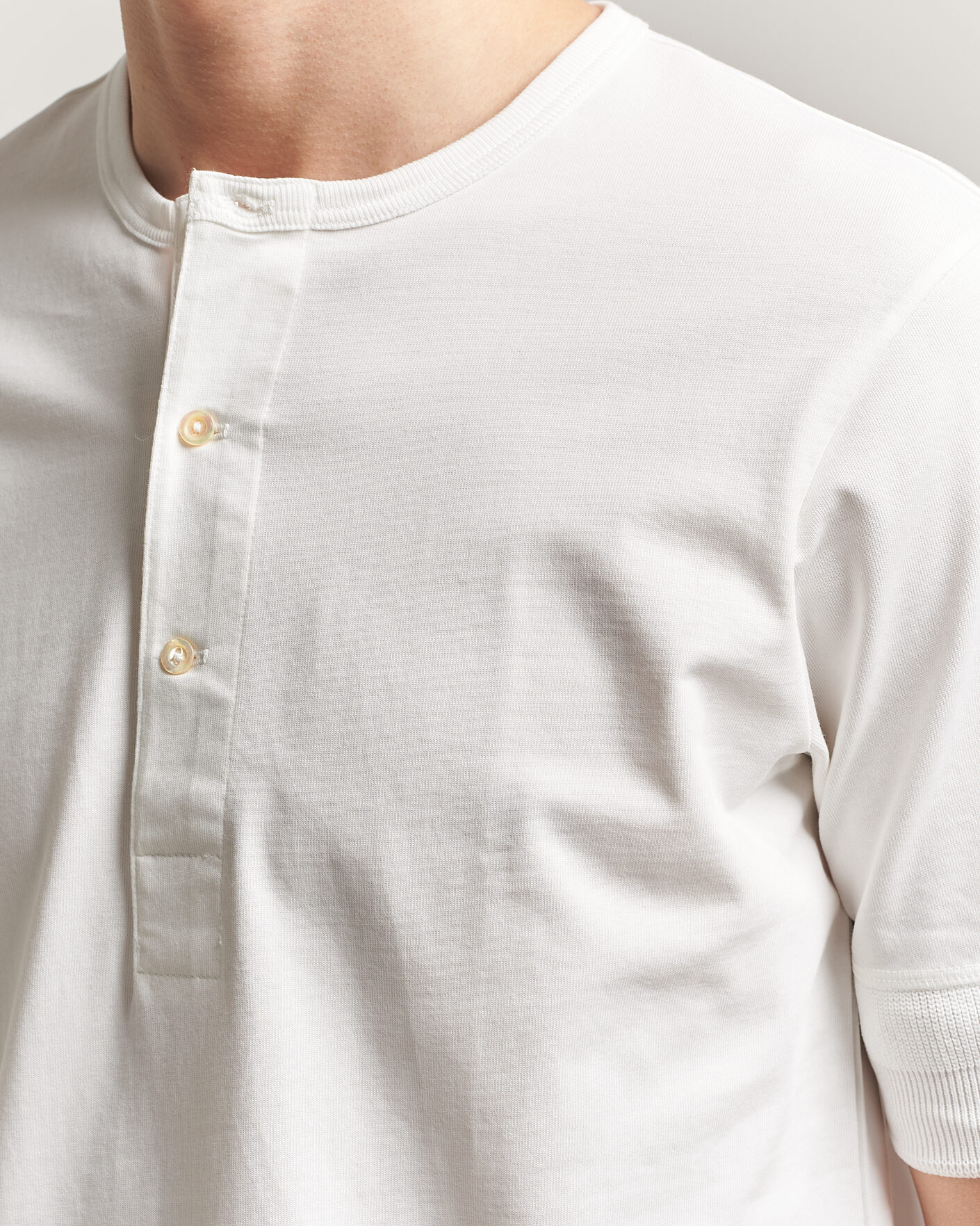 Men | T-Shirts | Merz b. Schwanen | Classic Organic Cotton Short Sleeve Henley White