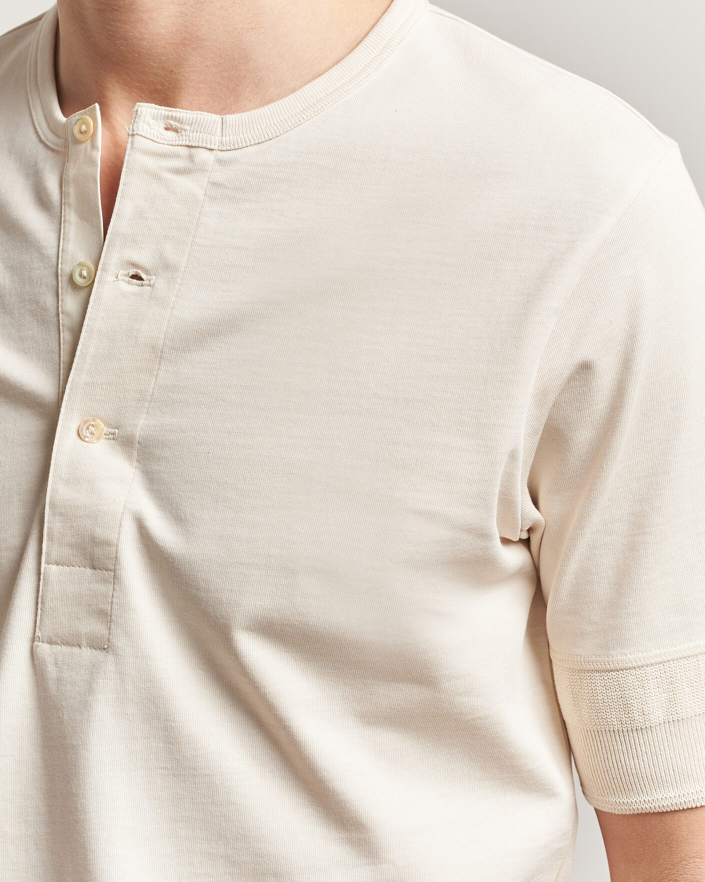 Men | T-Shirts | Merz b. Schwanen | Classic Organic Cotton Short Sleeve Henley Nature