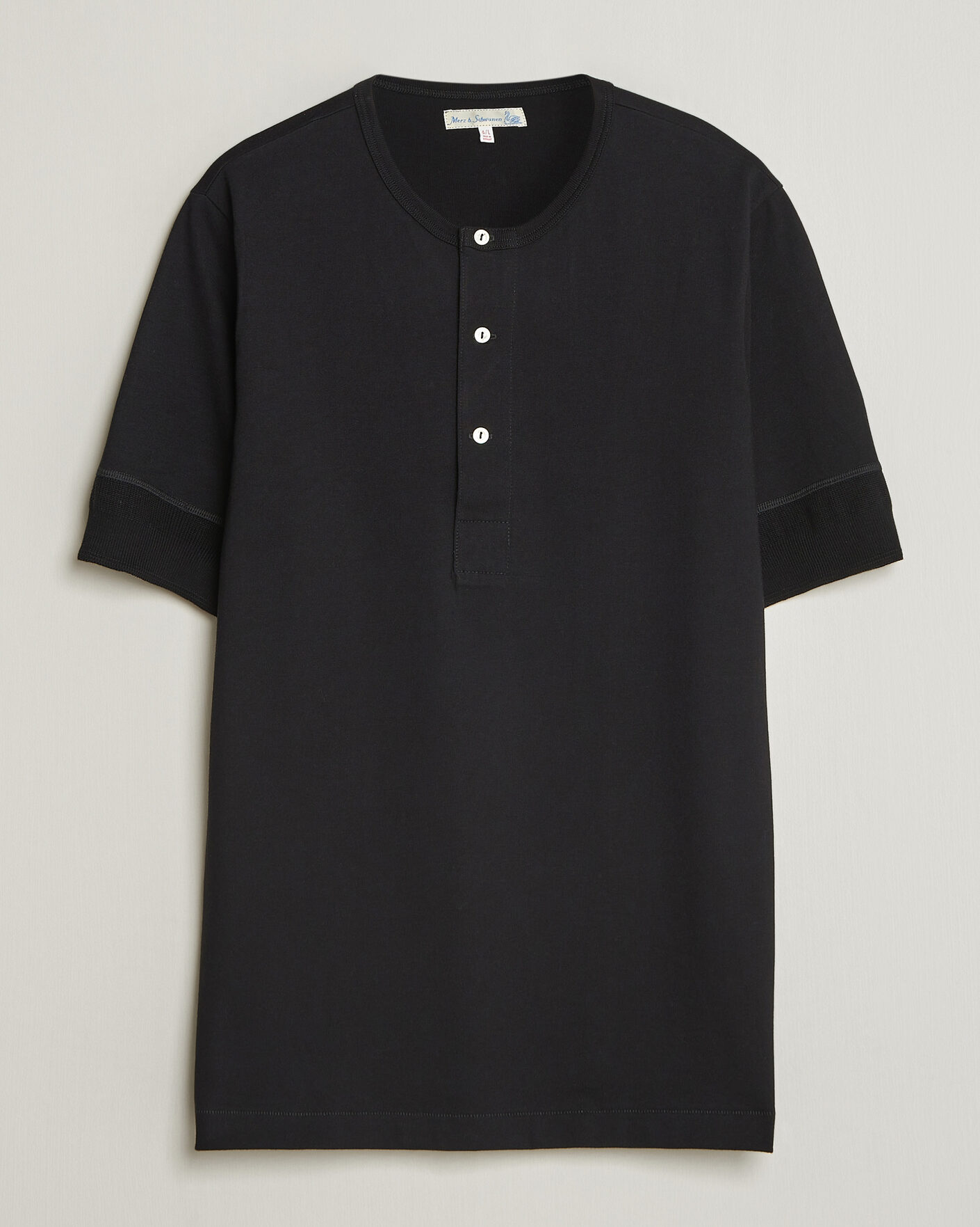 Men | T-Shirts | Merz b. Schwanen | Classic Organic Cotton Short Sleeve Henley Black