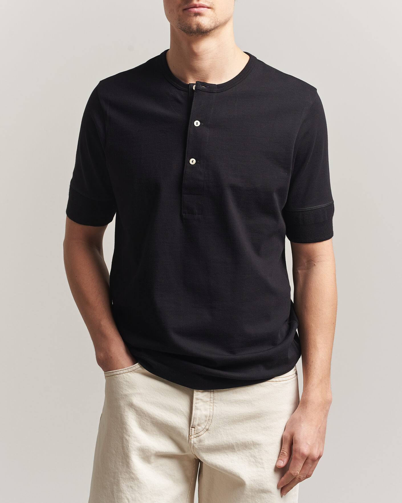 Men | T-Shirts | Merz b. Schwanen | Classic Organic Cotton Short Sleeve Henley Black