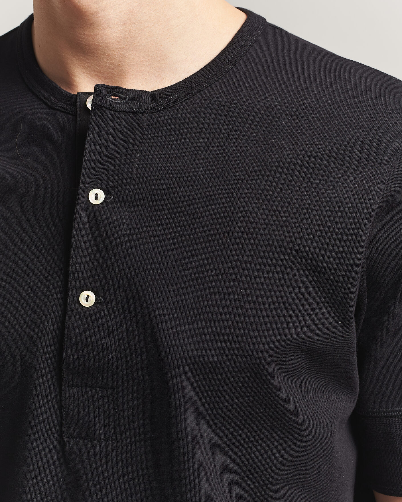 Men | T-Shirts | Merz b. Schwanen | Classic Organic Cotton Short Sleeve Henley Black