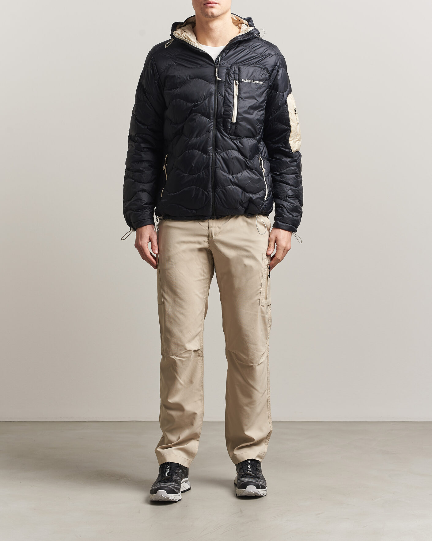 Men | Coats & Jackets | Peak Performance | Helium Utility Down Hooded Jacket Black/Sand Fog