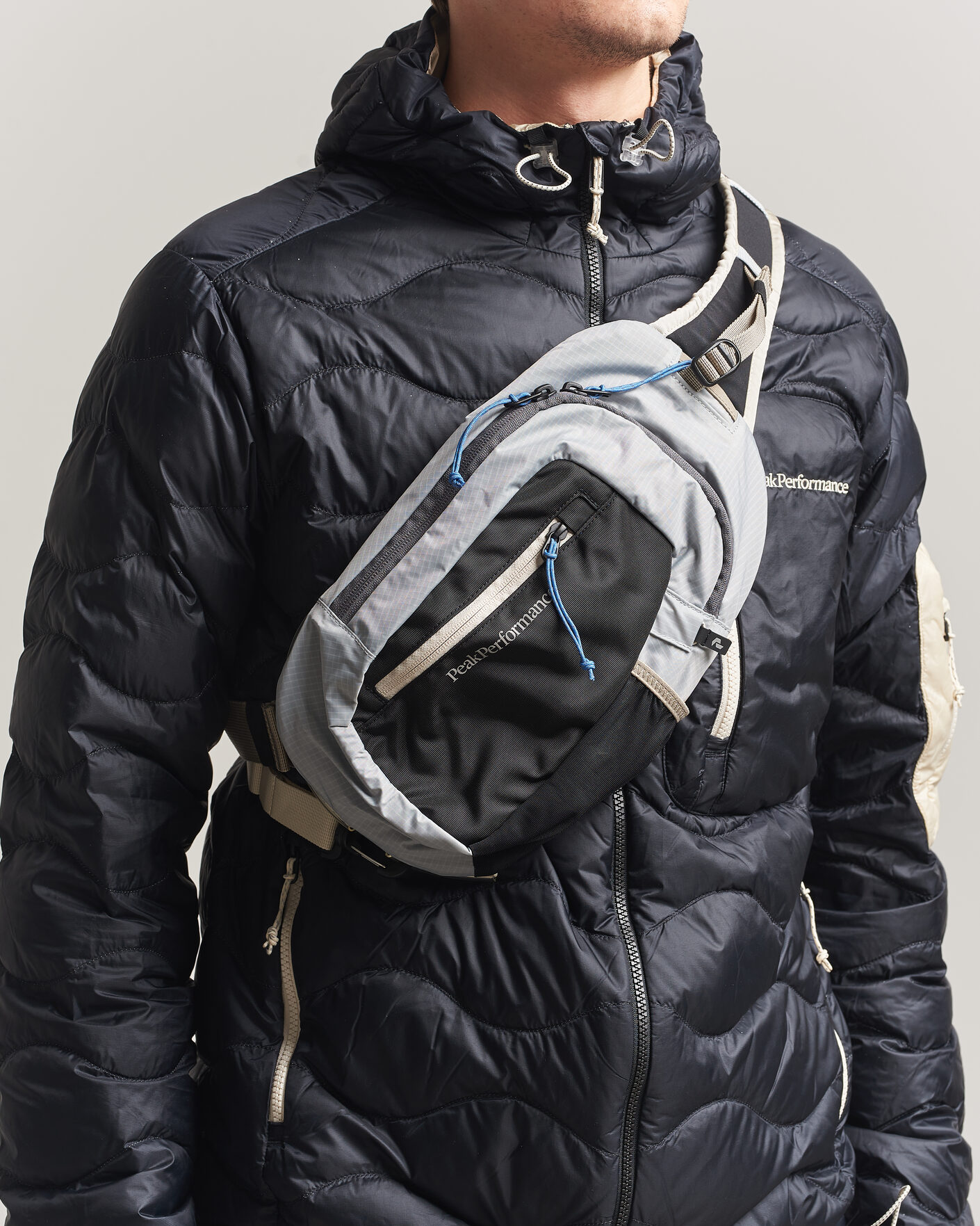 Men | Bags | Peak Performance | Outdoor Sling Bag Summit Smoke