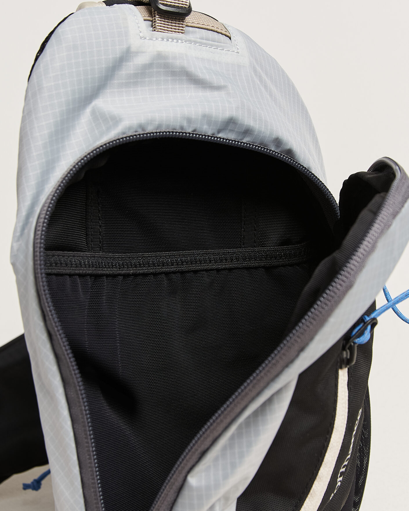 Men | Bags | Peak Performance | Outdoor Sling Bag Summit Smoke