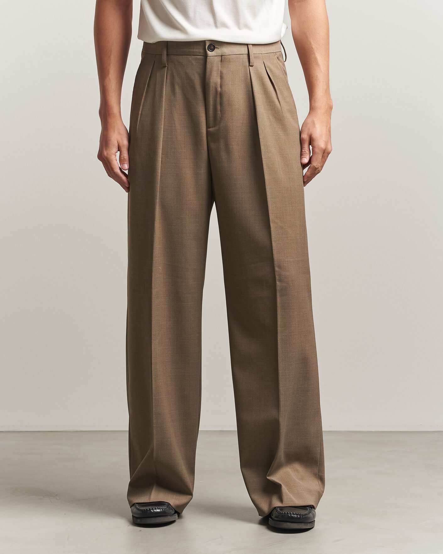 Men | Trousers | Filippa K | Milo Wide Wool Trousers Light Driftwood
