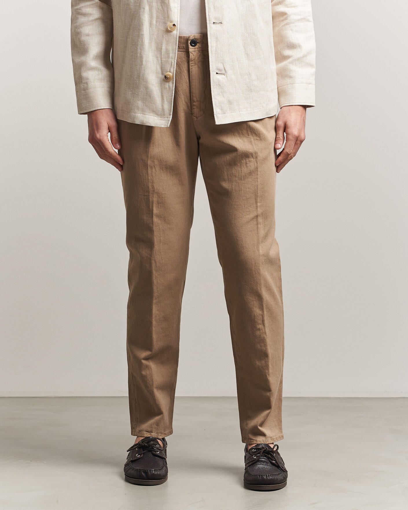 Men | Trousers | Incotex | Tapered Fit Pleated Linen Slacks Brown