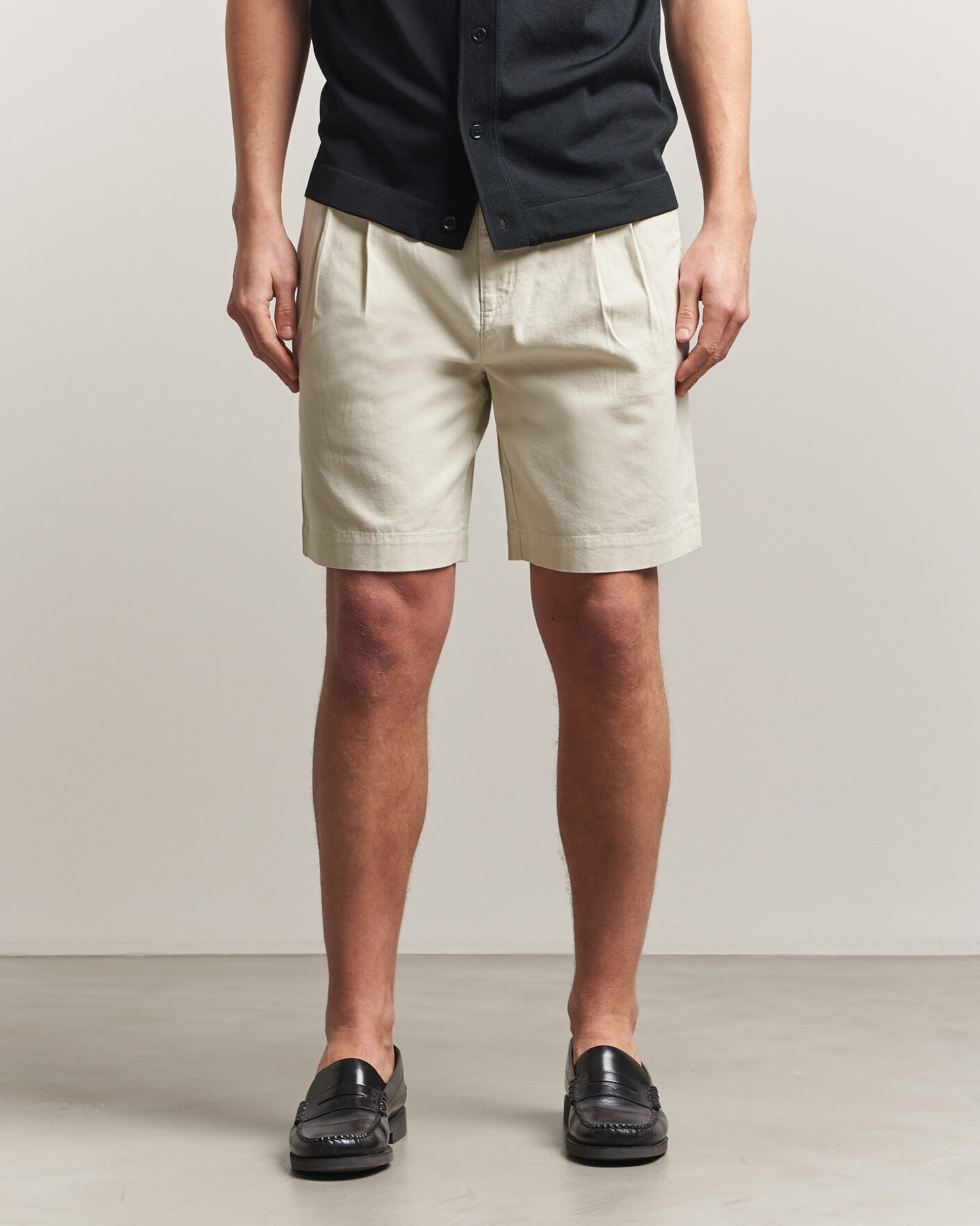 Men | Shorts | GANT | Relaxed Light Canvas Pleated Shorts Sand