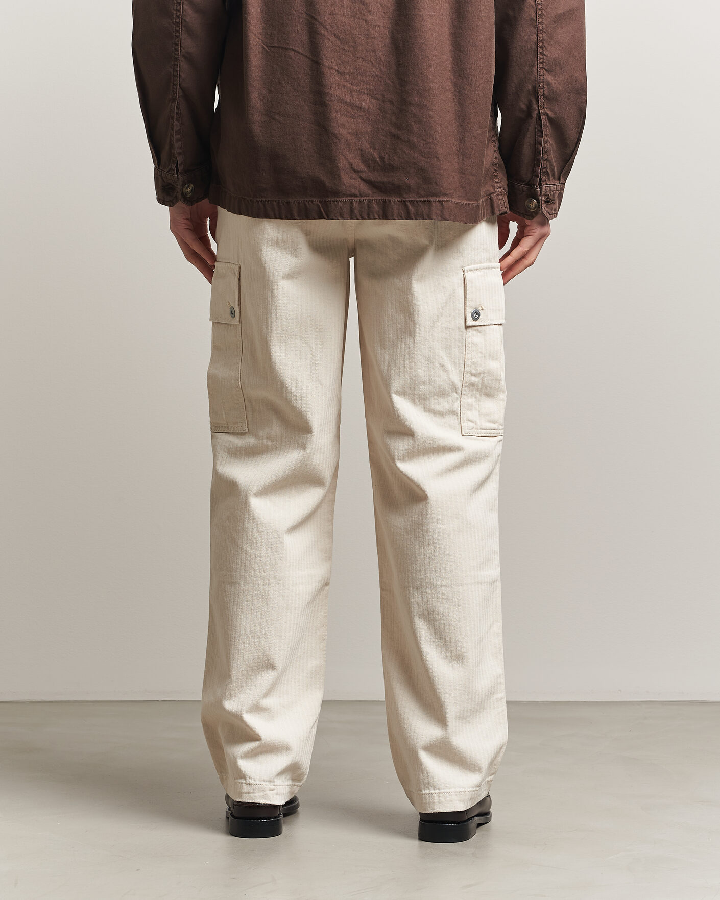 Men | Trousers | GANT | Relaxed Fit Herringbone Cargo Pants Creamed White