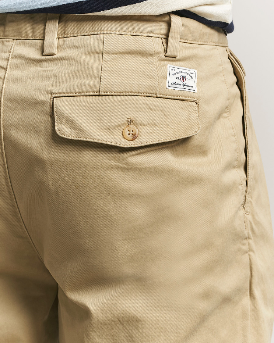 Men | Trousers | GANT | Regular Pleated Twill Chinos Woody Beige