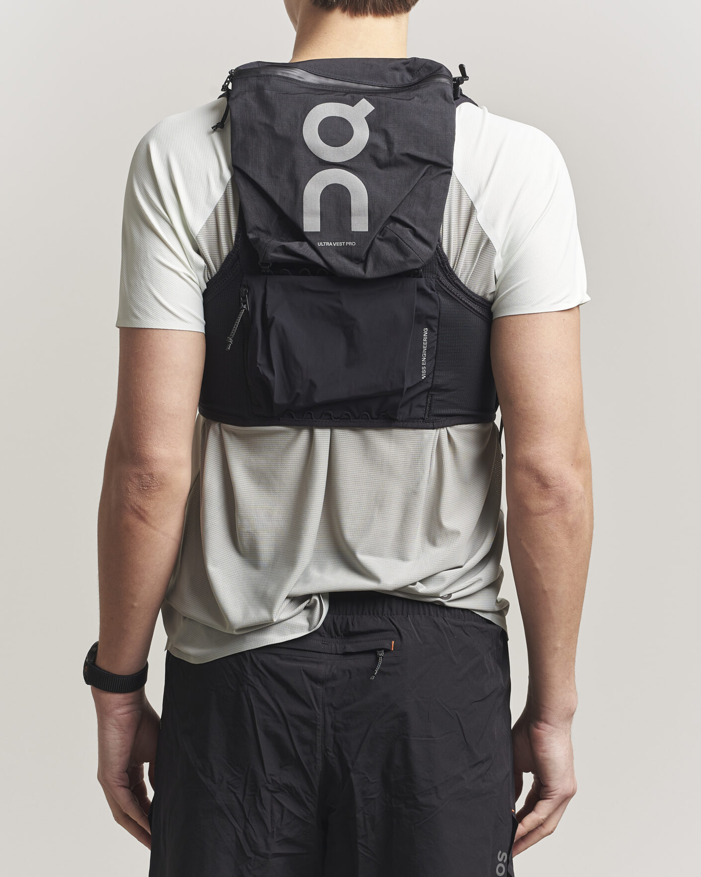 Men | Active Accessories | On | Ultra Vest Pro 10L Black