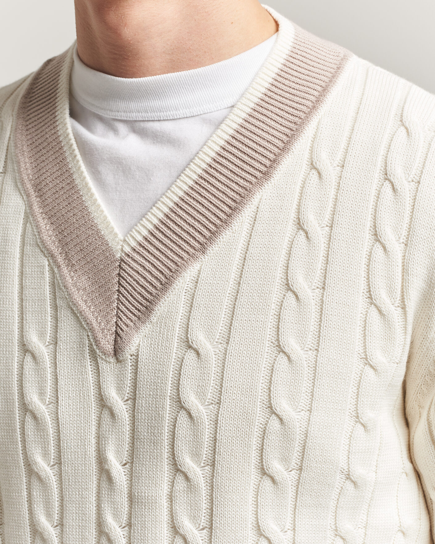Men | Sweaters & Knitwear | Morgano | Cable Knitted Cotton V-Neck White/Beige
