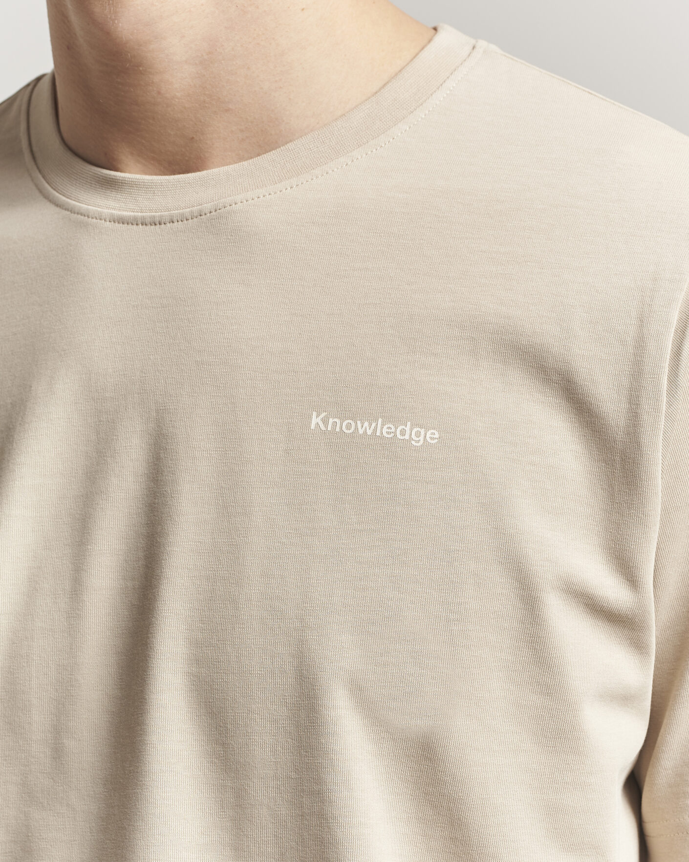 Men | T-Shirts | KnowledgeCotton Apparel | Back Print T-Shirt Light Feather Grey