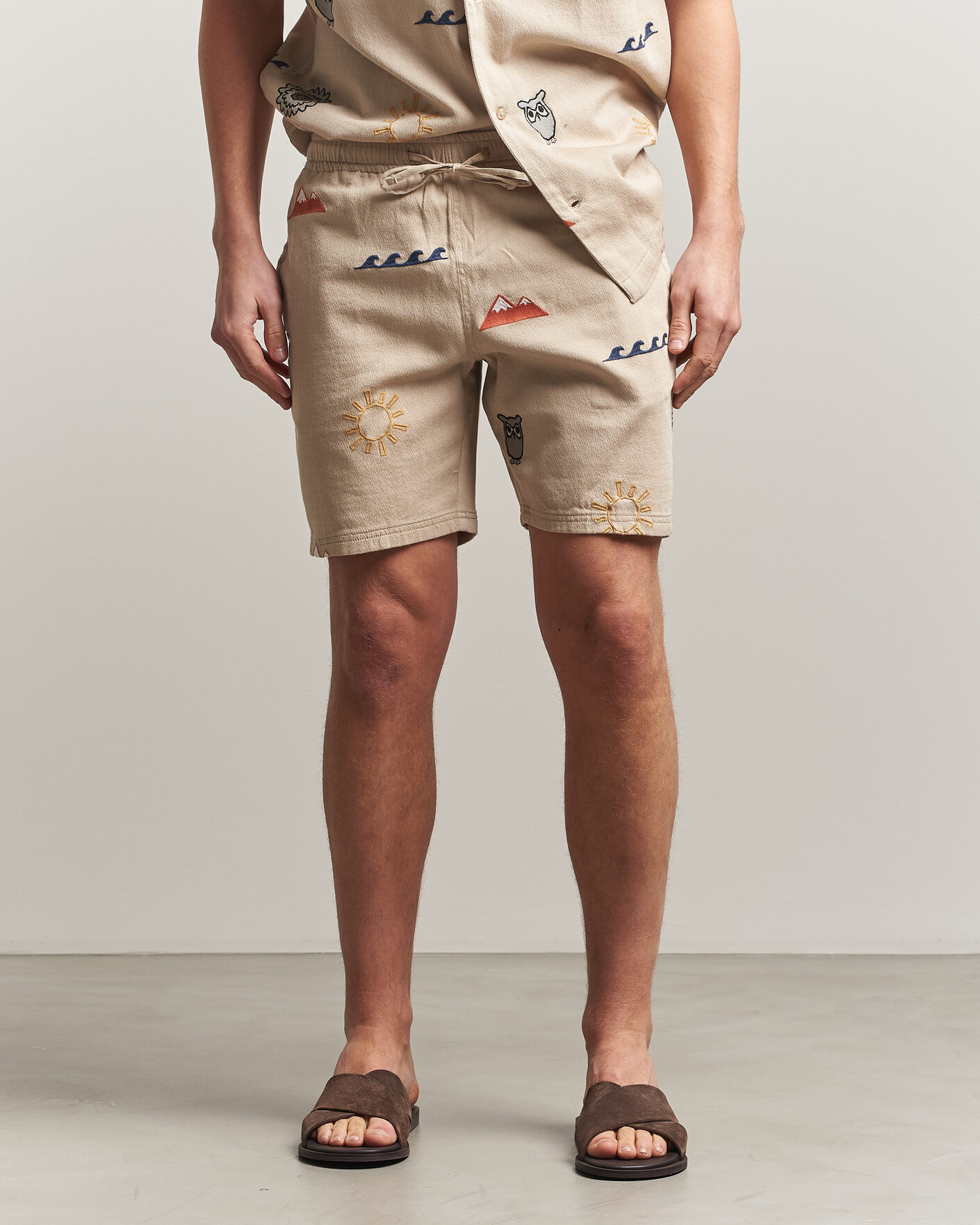 Men | Shorts | KnowledgeCotton Apparel | Loose Embroidery Shorts Light Feather Grey