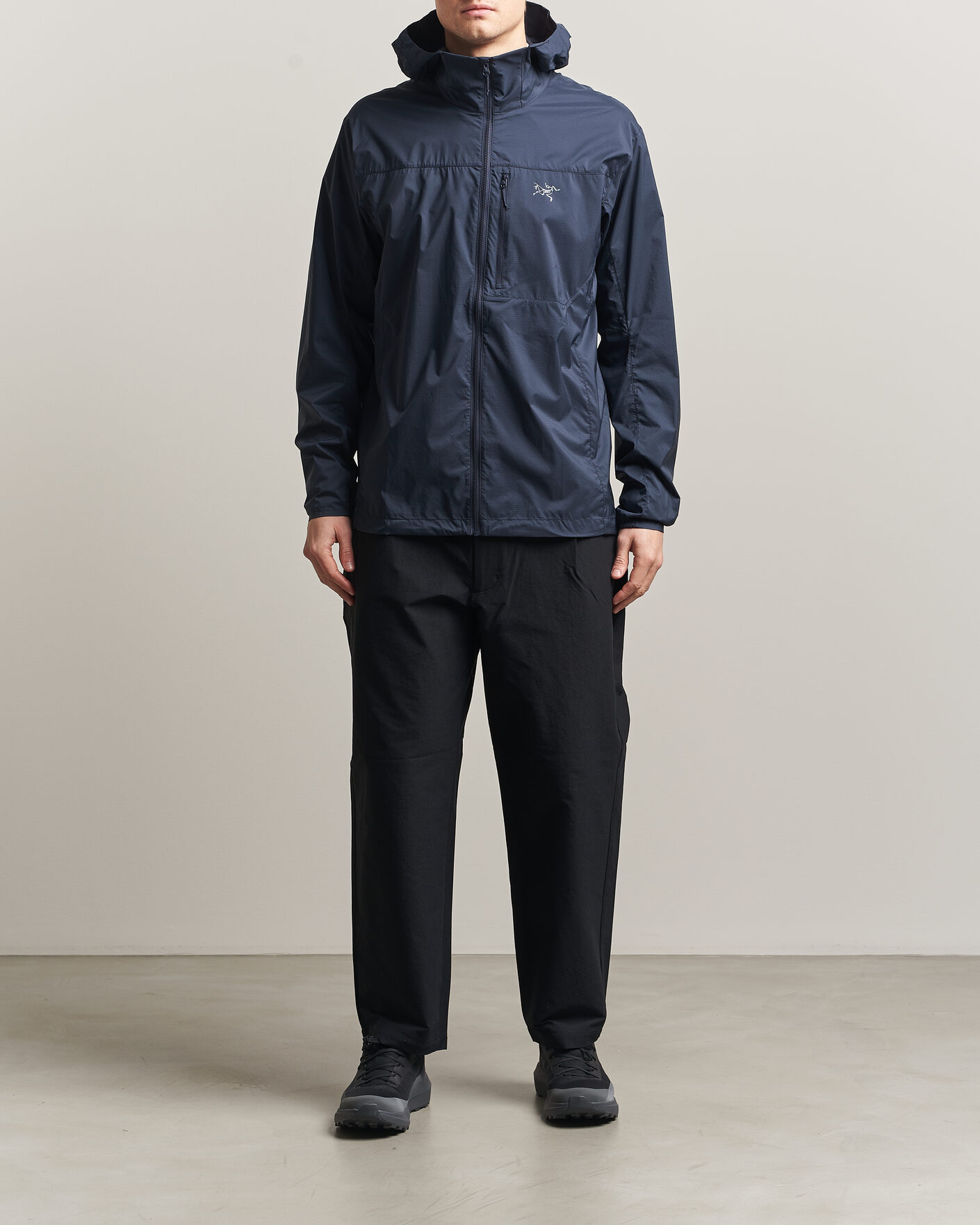 Men | Coats & Jackets | Arc'teryx | Squamish Lightweight Hooded Jacket Black Sapphire
