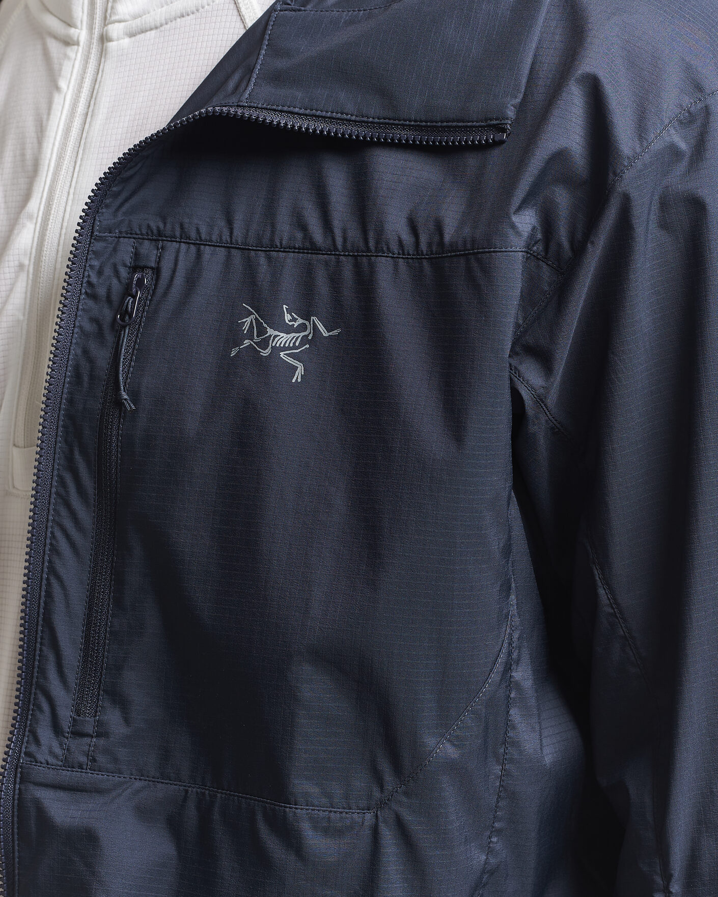 Men | Coats & Jackets | Arc'teryx | Squamish Lightweight Hooded Jacket Black Sapphire
