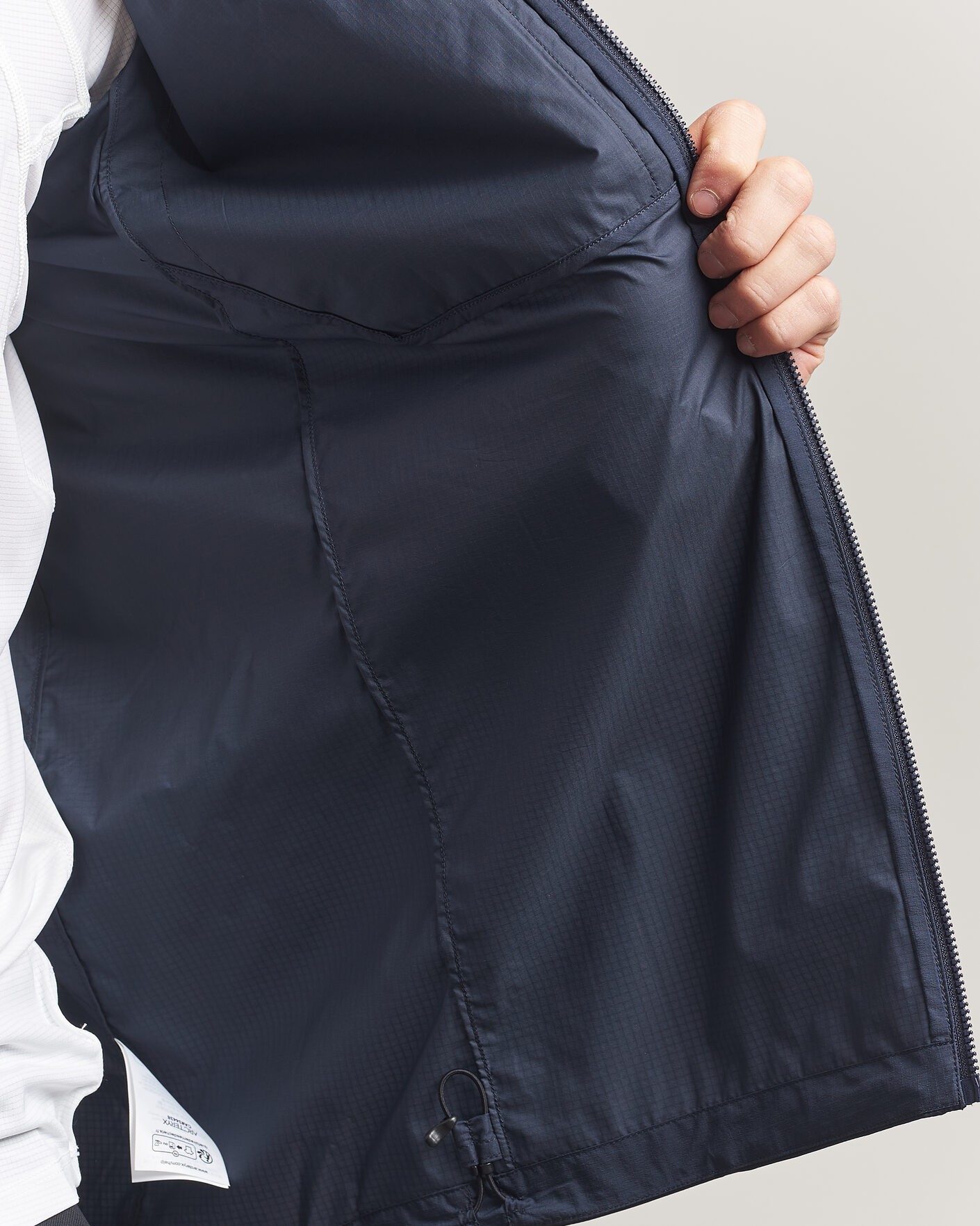Men | Coats & Jackets | Arc'teryx | Squamish Lightweight Hooded Jacket Black Sapphire
