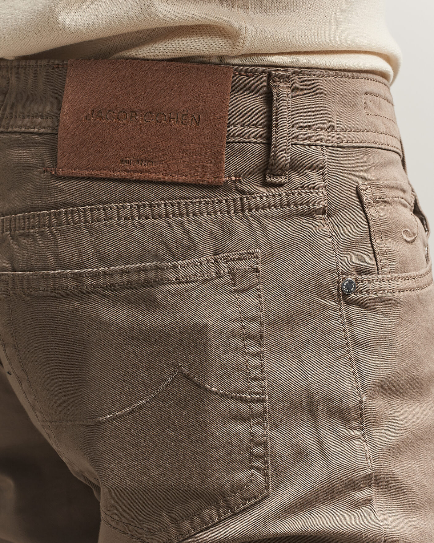 Men | Trousers | Jacob Cohën | Bard Garment Dyed Gabardine Trousers Khaki Beige