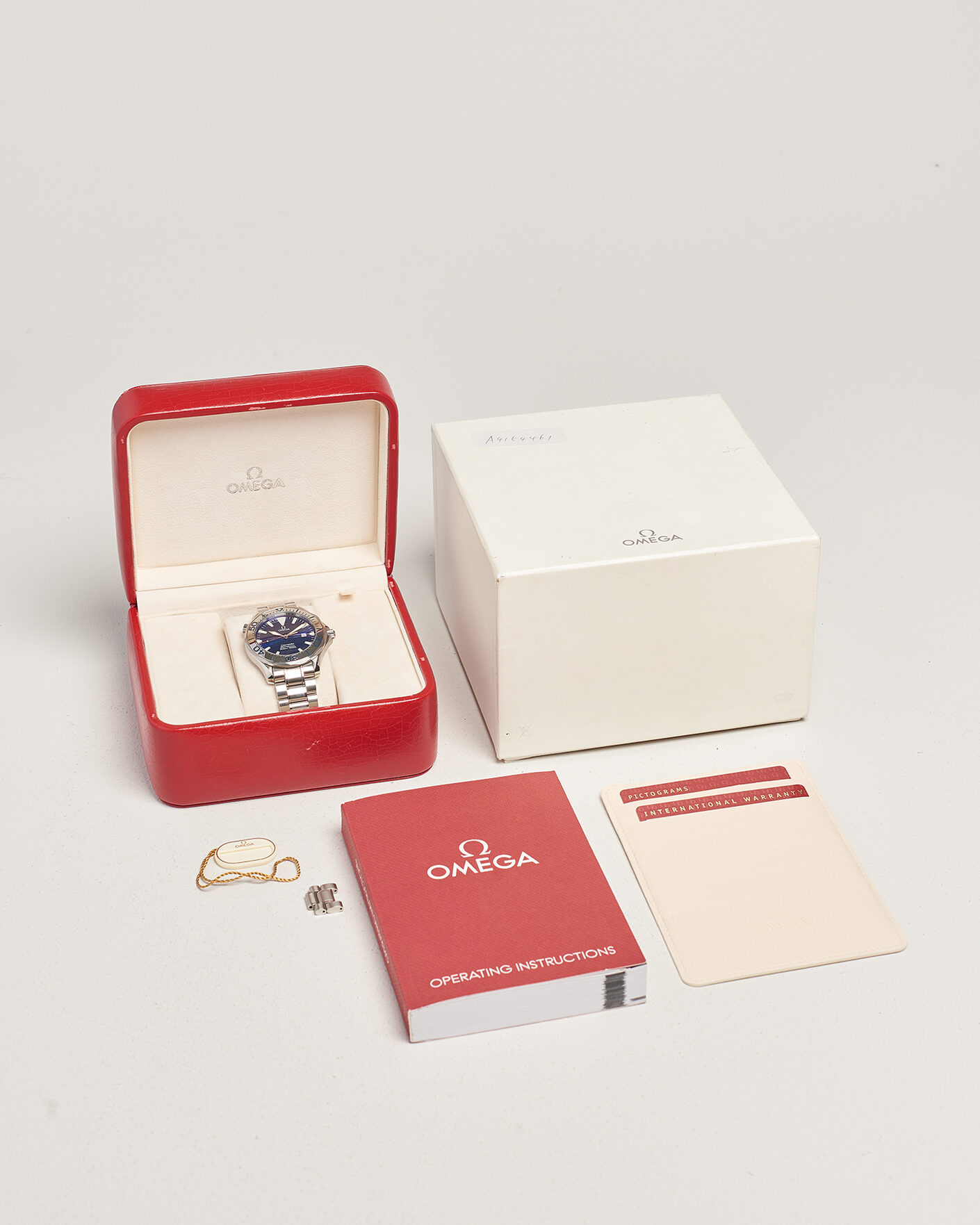 Men | Pre-Owned & Vintage Watches | Omega Pre-Owned | Seamaster 300M Electric Blue