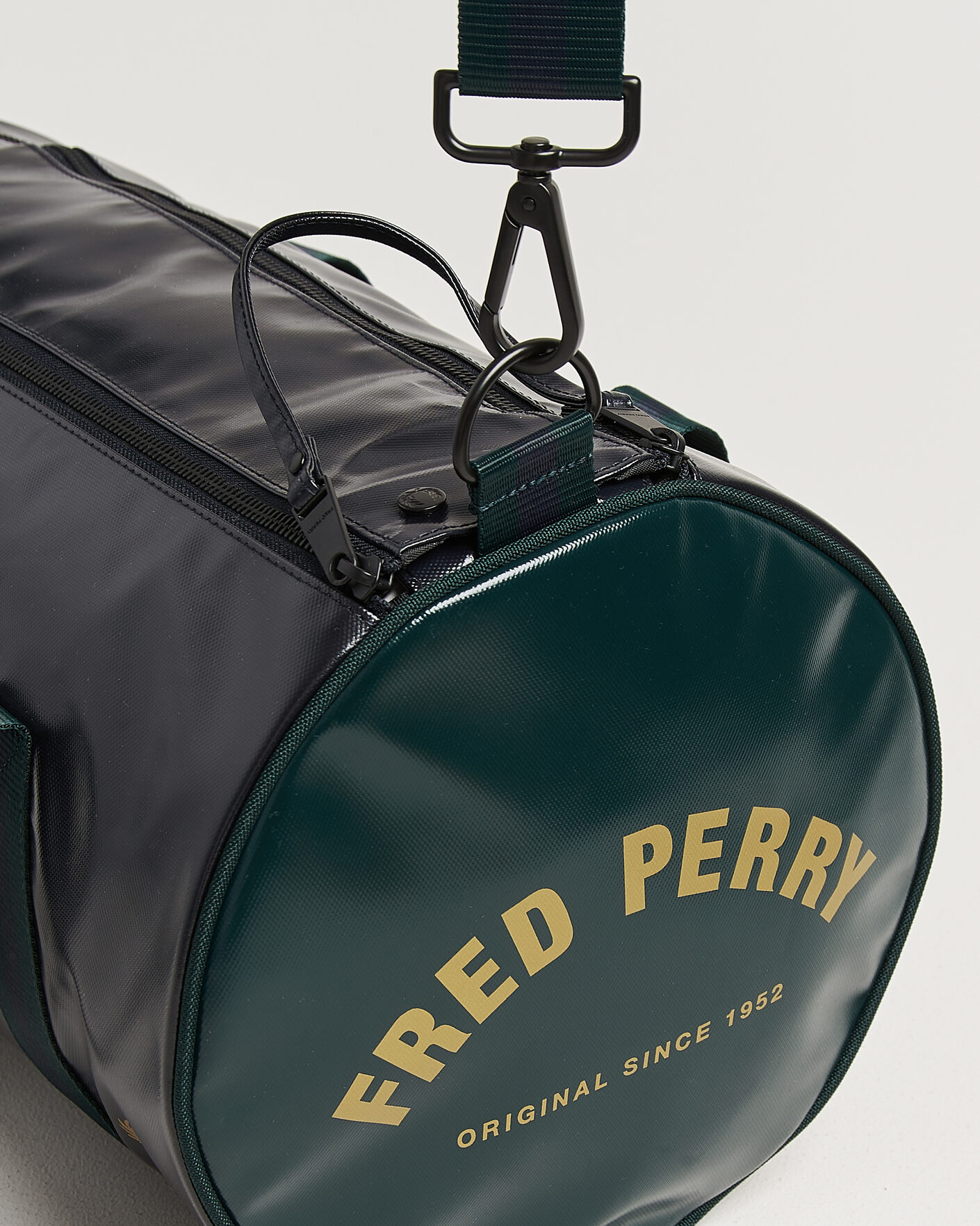 Men | Bags | Fred Perry | Classic Barrel Bag Navy/Grassroots Green