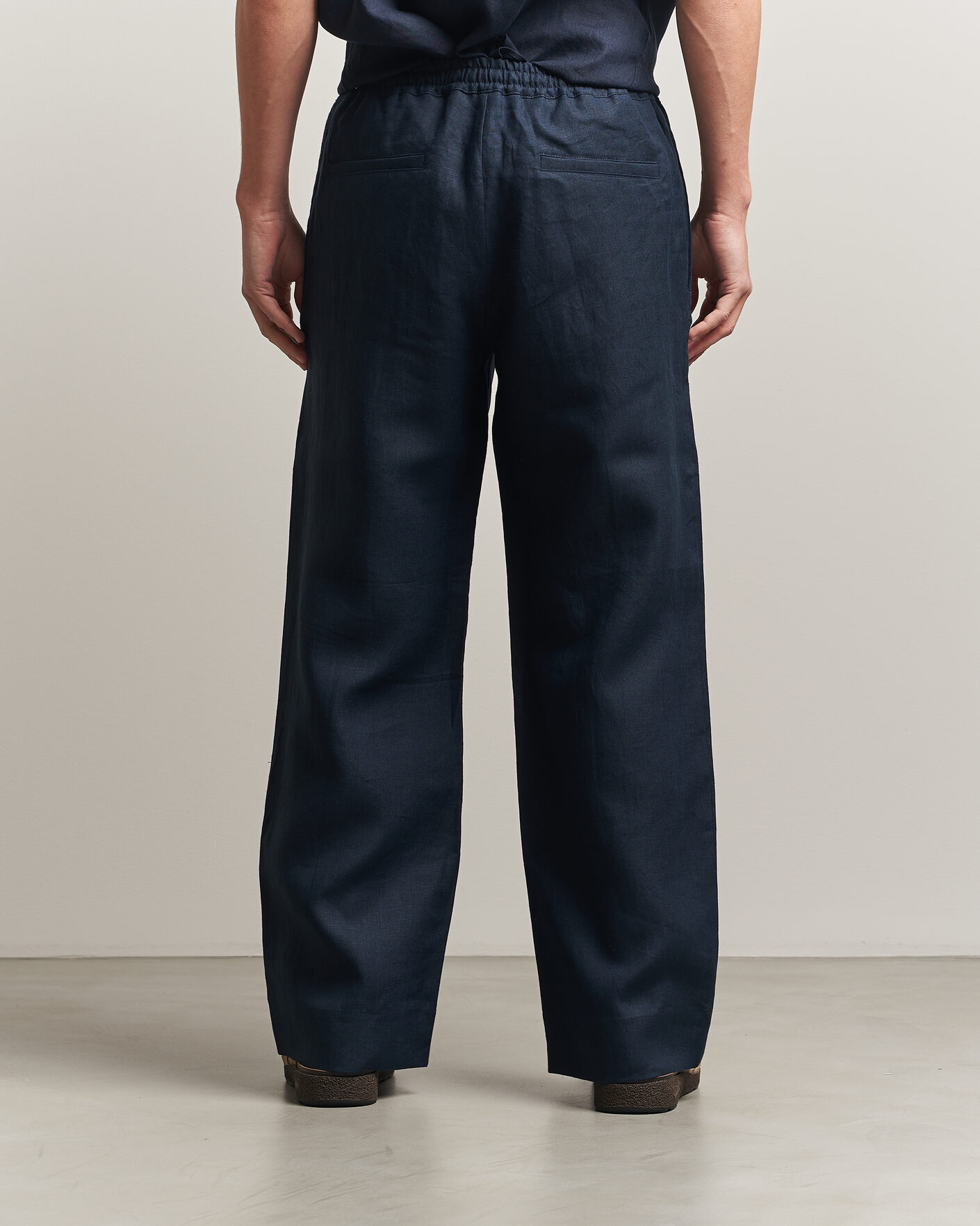 Men | Trousers | J.Lindeberg | Noah Drape Linen Pants Navy