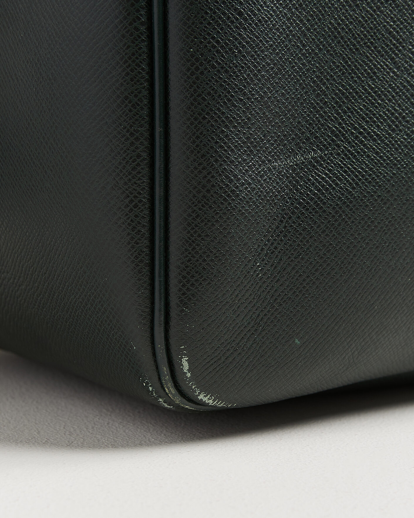 Louis Vuitton Pre-Owned Taiga Kendall GM Bag Green at CareOfCarl.com