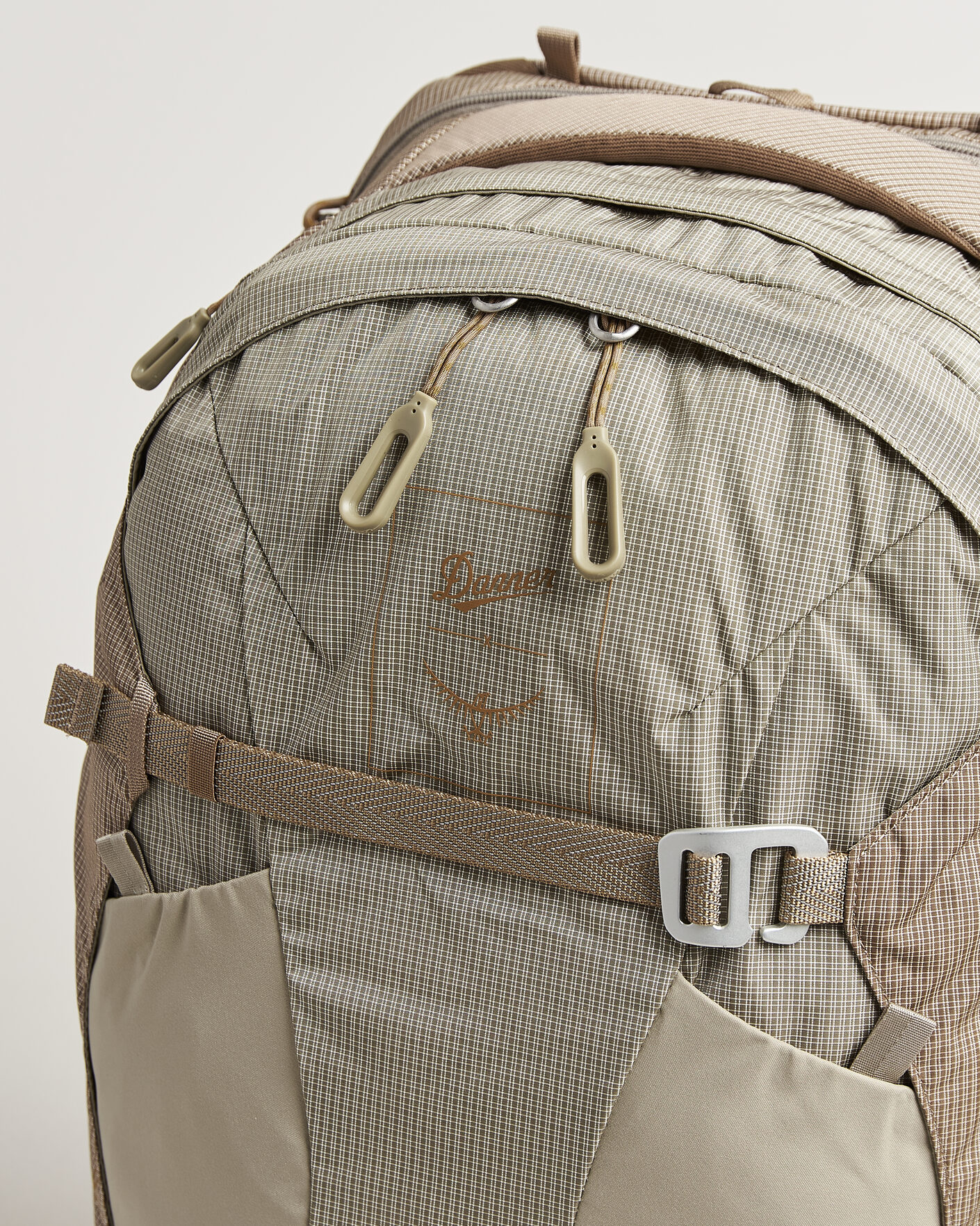 Men | Bags | Osprey | X Danner Farpoint 40 Sawdust - Latte Brown