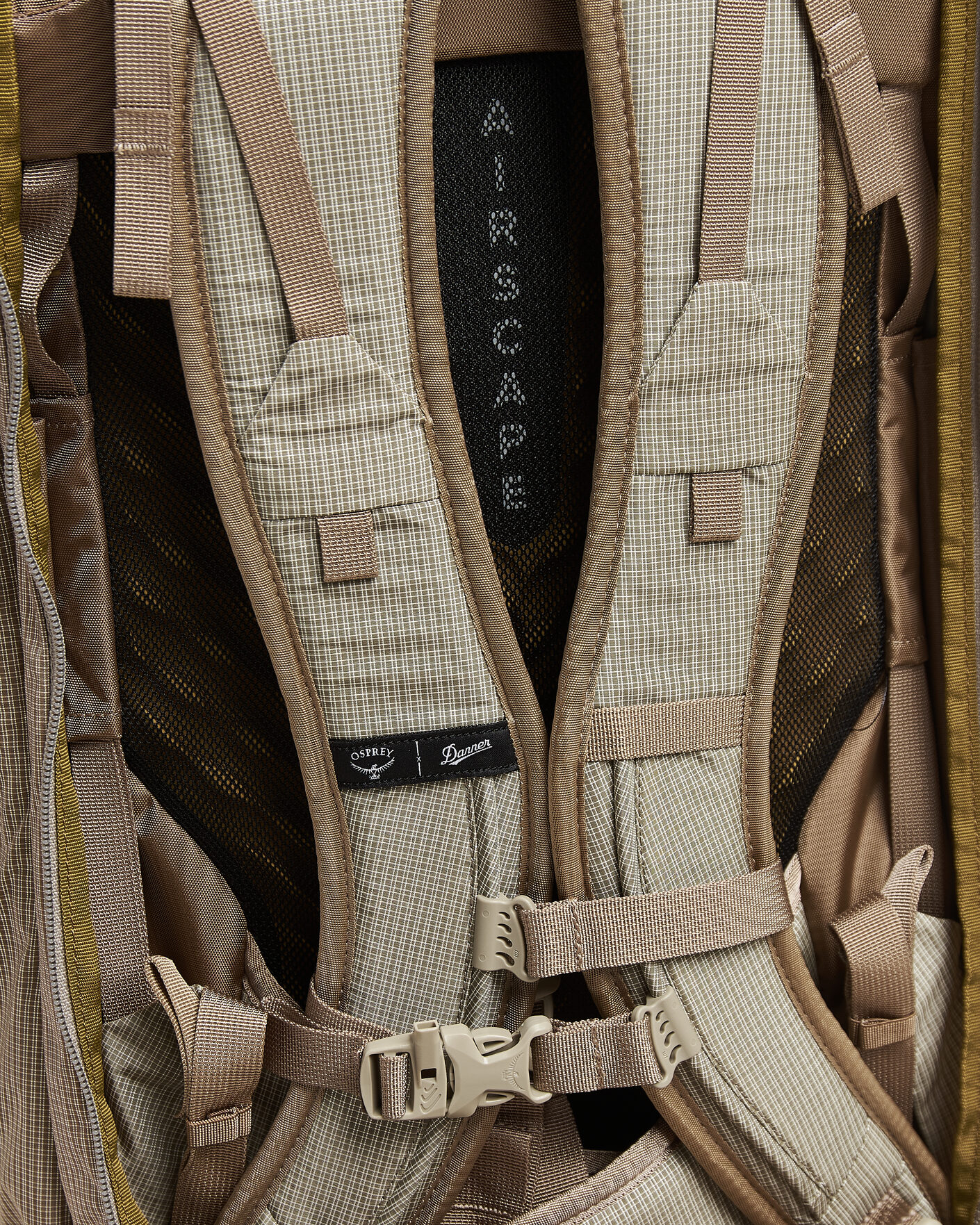 Men | Bags | Osprey | X Danner Farpoint 40 Sawdust - Latte Brown