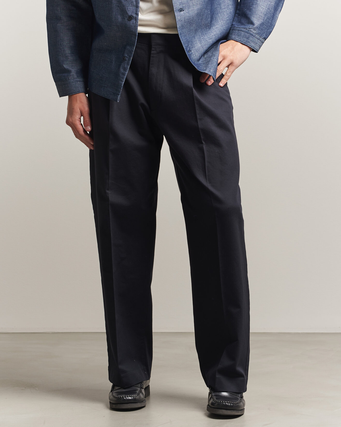 Men | Trousers | NN07 | Kay Relaxed Fit Pleated Cotton Trousers Navy Blue