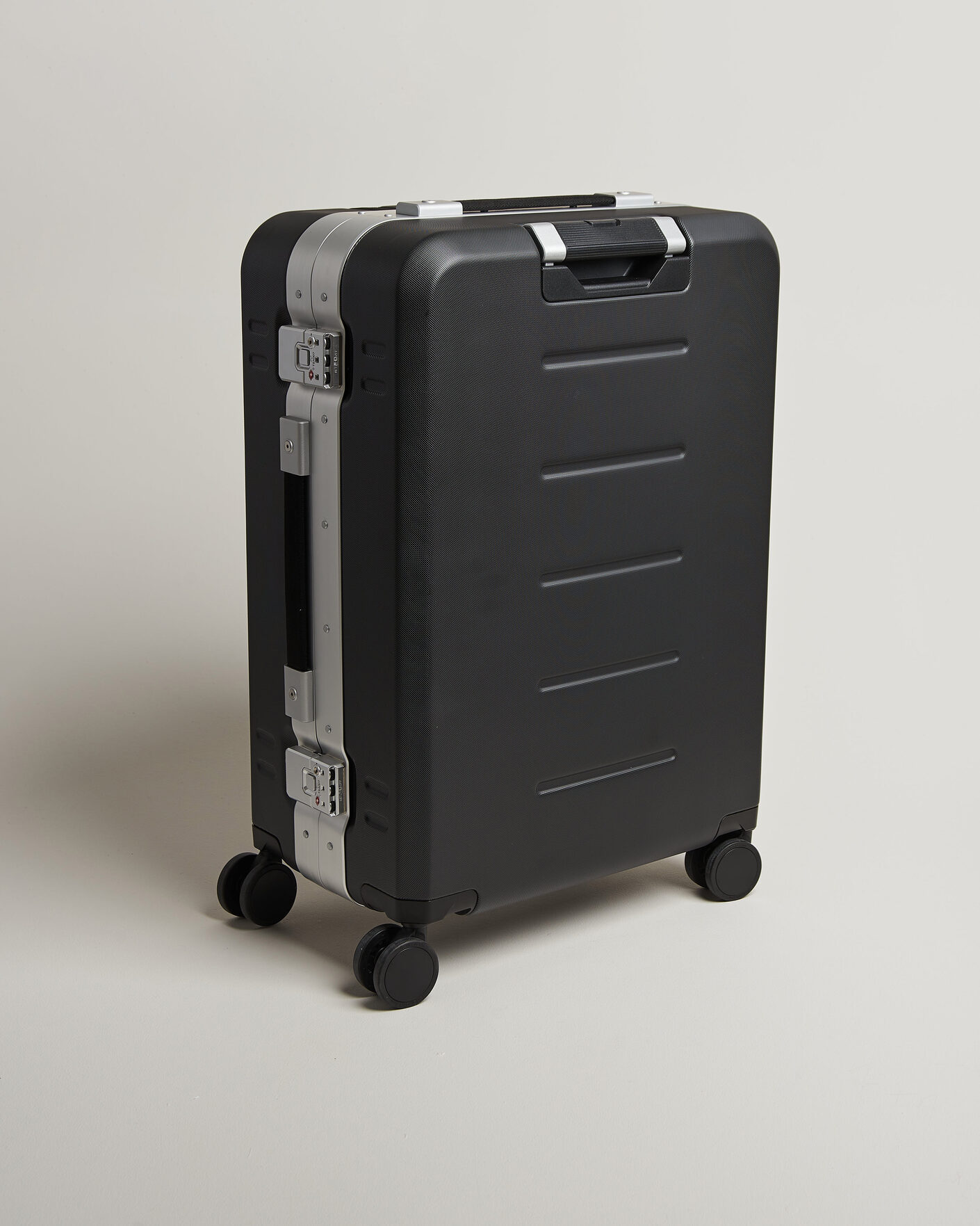 Men | Bags | DB | Ramverk Pro Check-In Luggage Medium Silver/Black