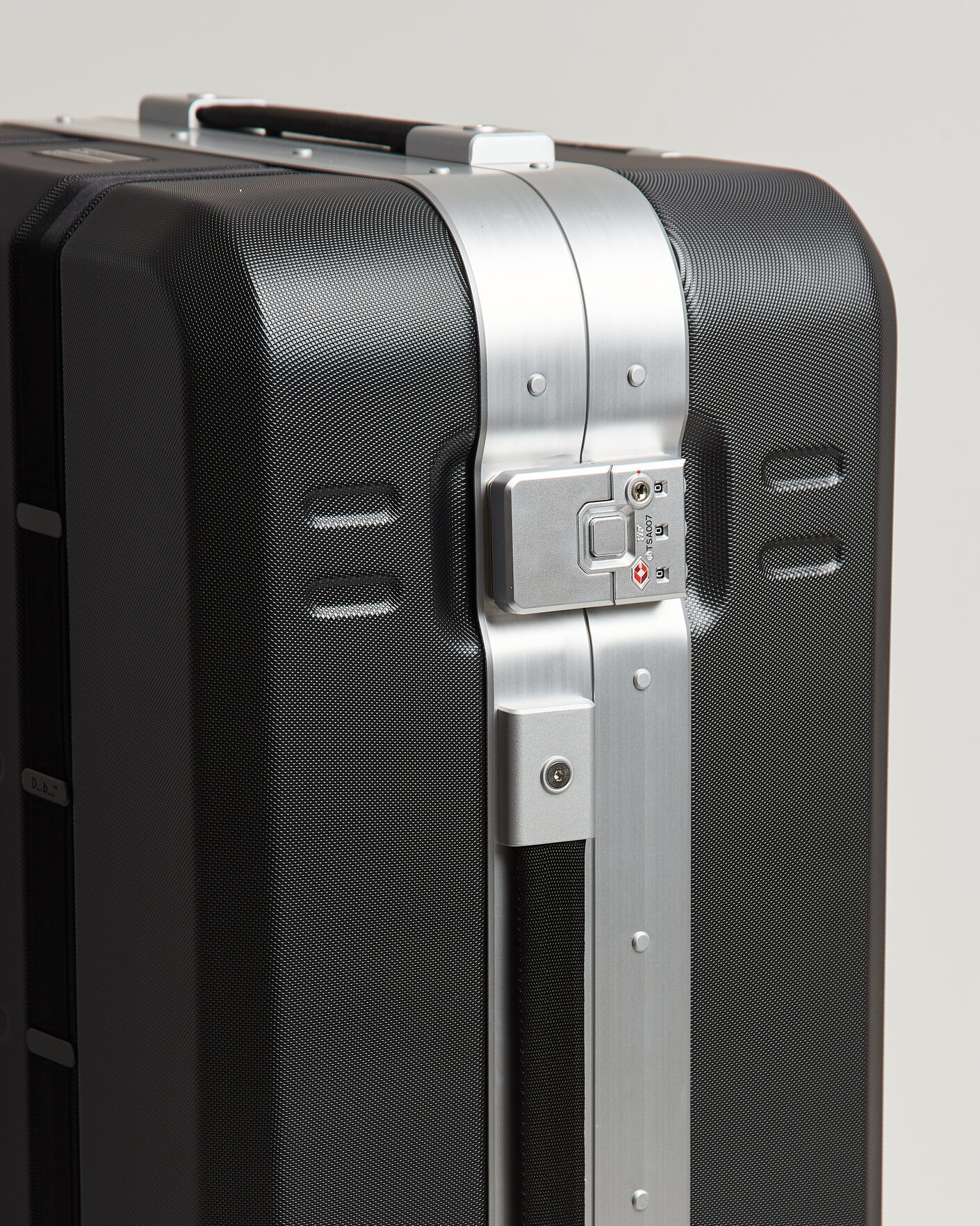 Men | Bags | DB | Ramverk Pro Check-In Luggage Medium Silver/Black