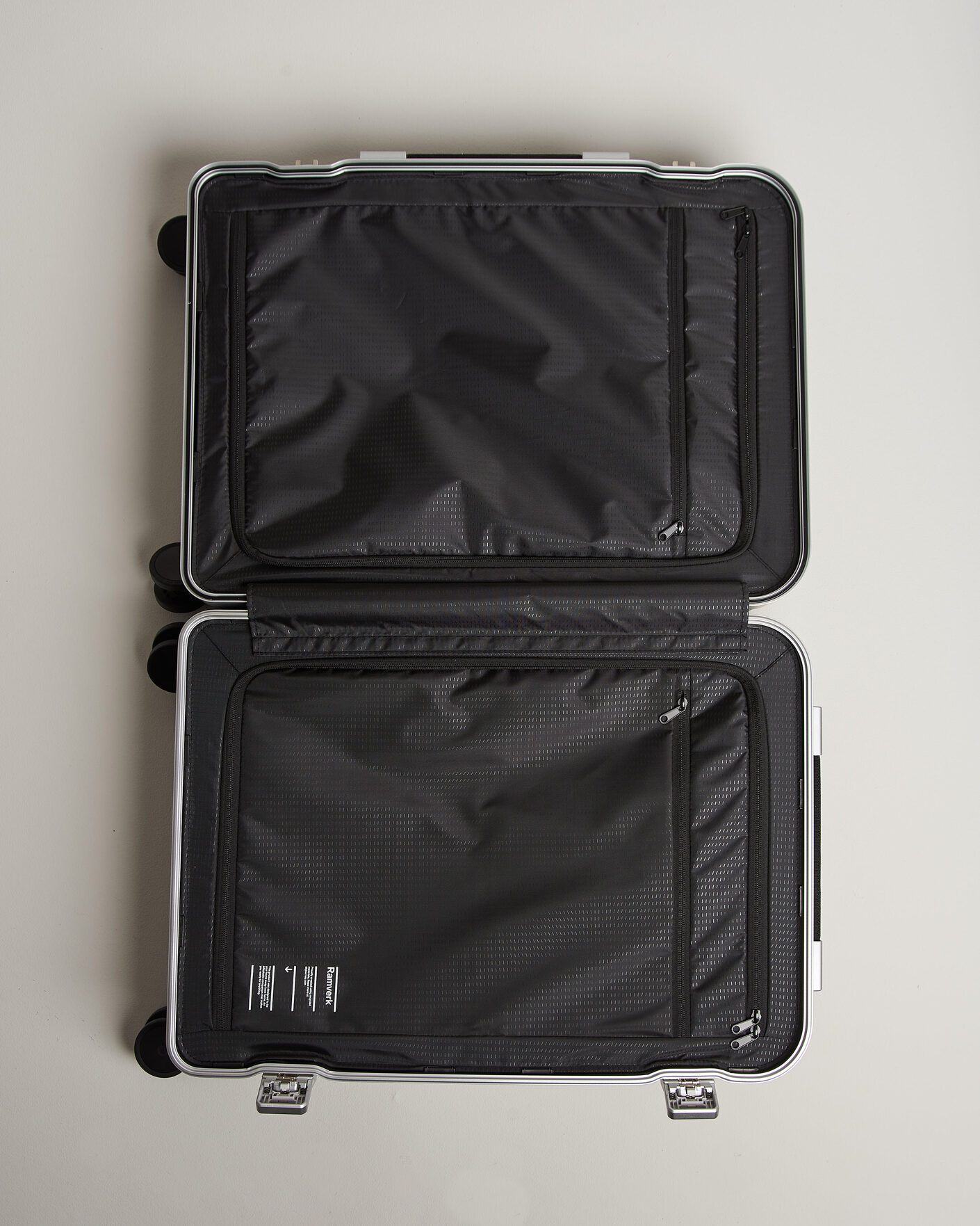 Men | Bags | DB | Ramverk Pro Check-In Luggage Medium Silver/Black