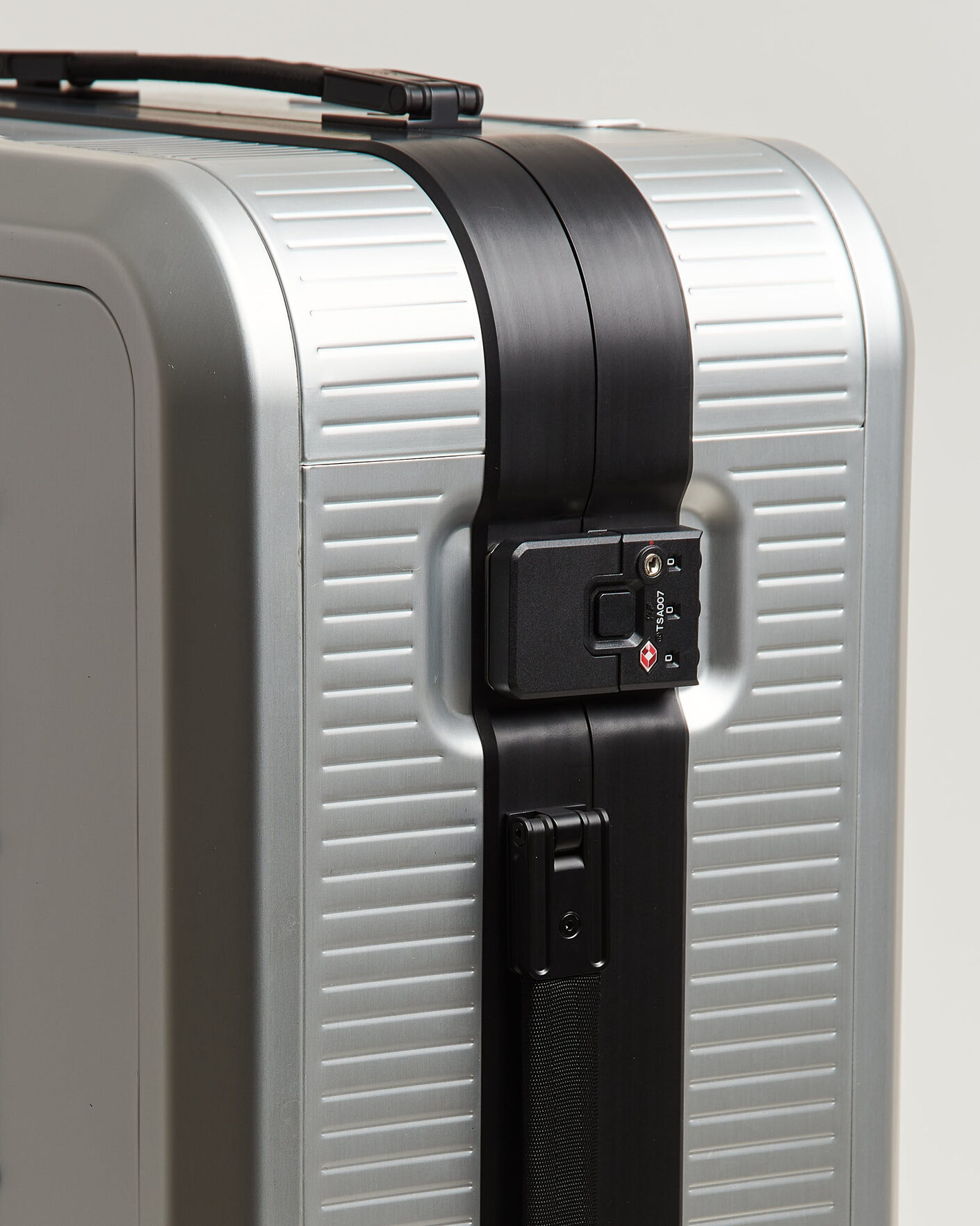 Men | Bags | DB | Ramverk Alu Pro Check-In Luggage Medium Silver/Onyx