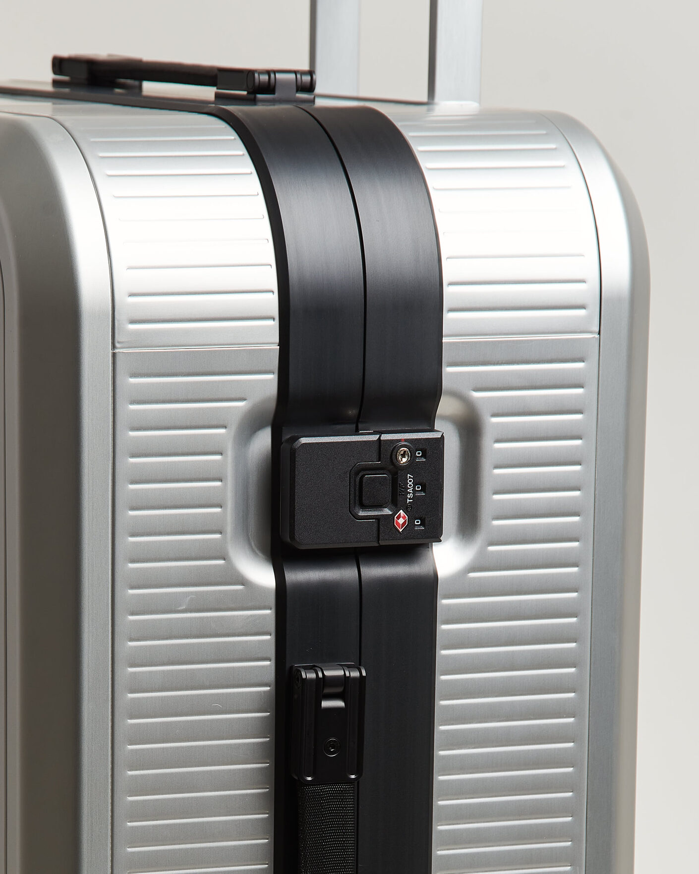 Men | Bags | DB | Ramverk Alu Pro Check-In Luggage Large Silver/Onyx