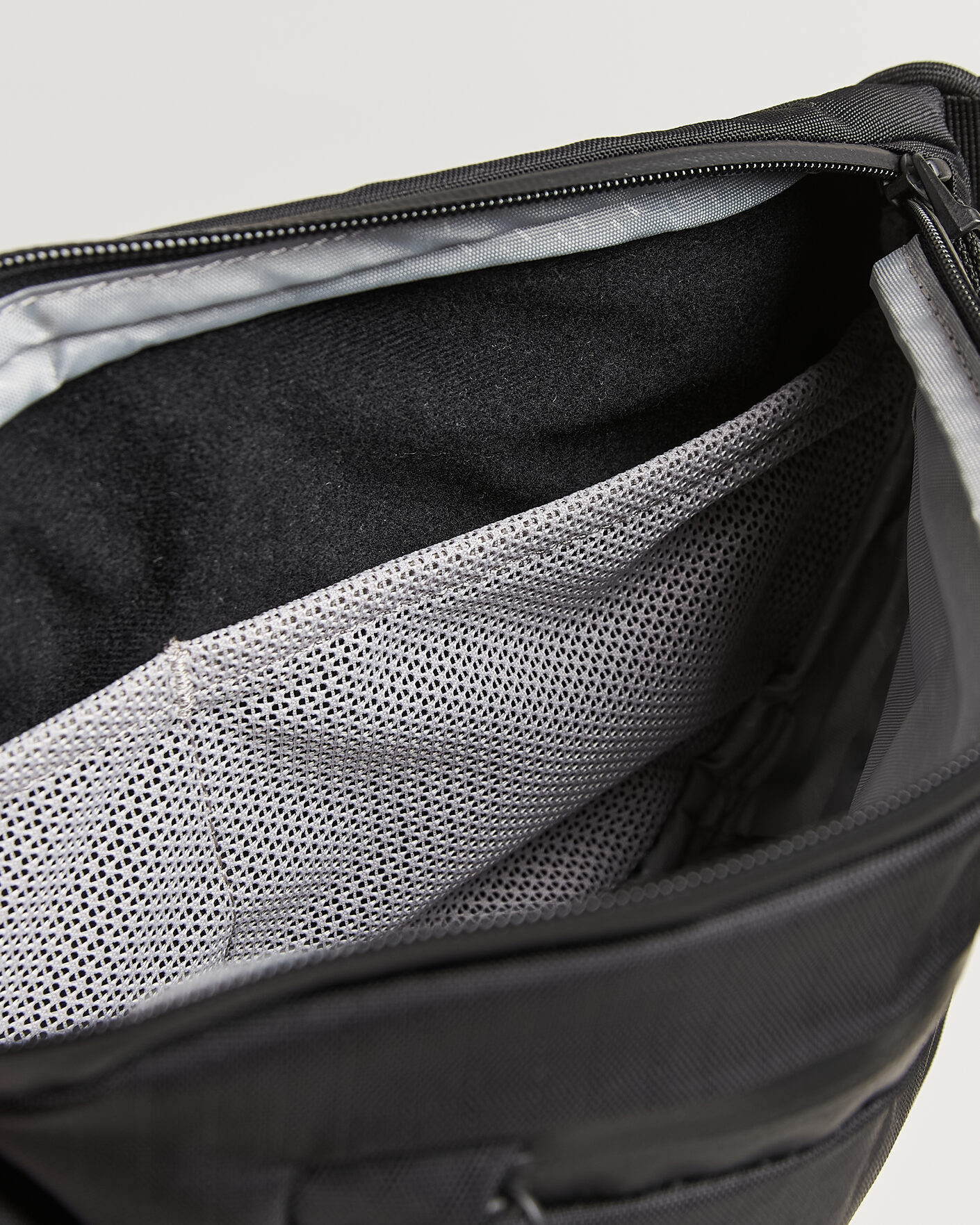 Men | Bags | DB | Roamer Pro Sling Bag 6L Black Out