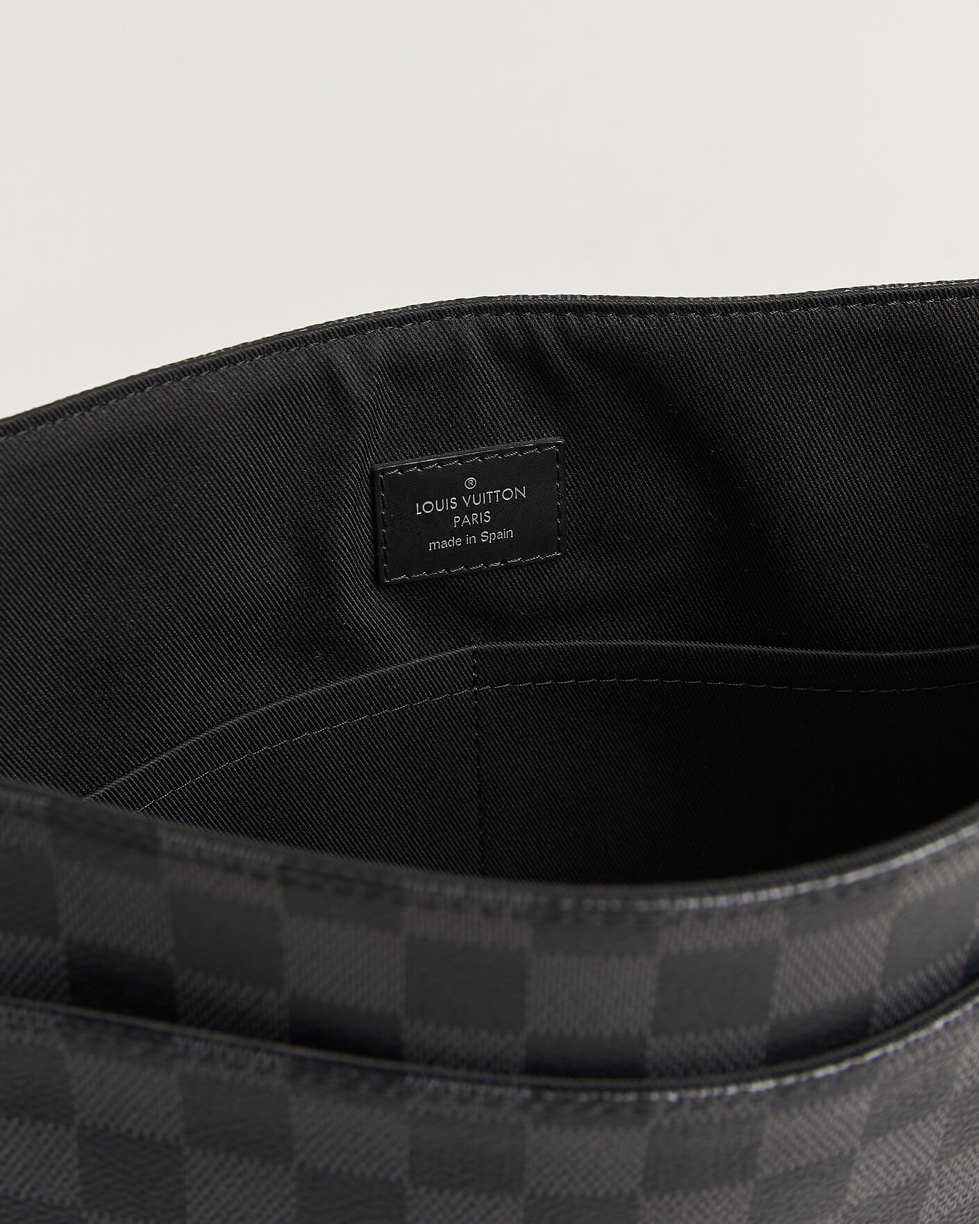 Men | Pre-Owned & Vintage Bags | Louis Vuitton Pre-Owned | Louis Vuitton District Messenger Bag MM Damier Graphite