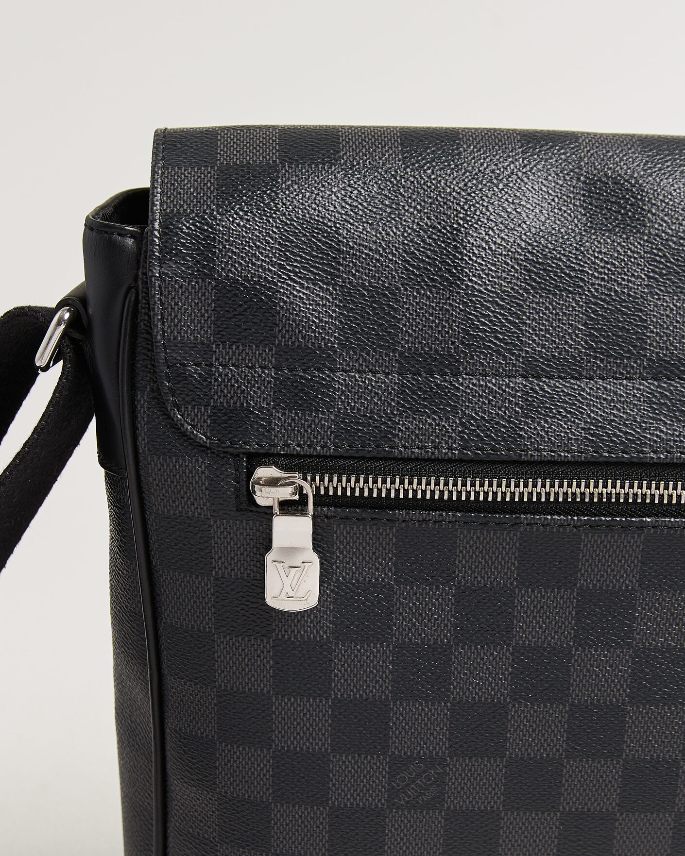 Men | Pre-Owned & Vintage Bags | Louis Vuitton Pre-Owned | Louis Vuitton District Messenger Bag MM Damier Graphite