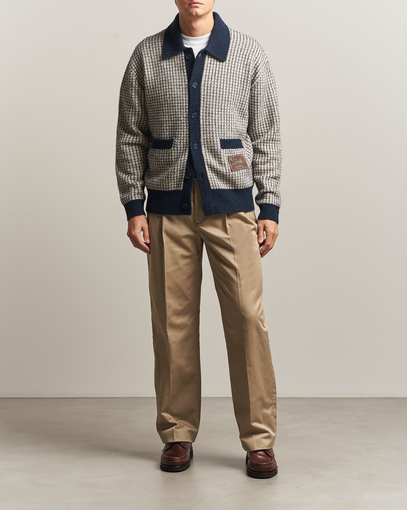 Men | Trousers | Drôle de Monsieur | Gabardine Pleated Trousers Beige