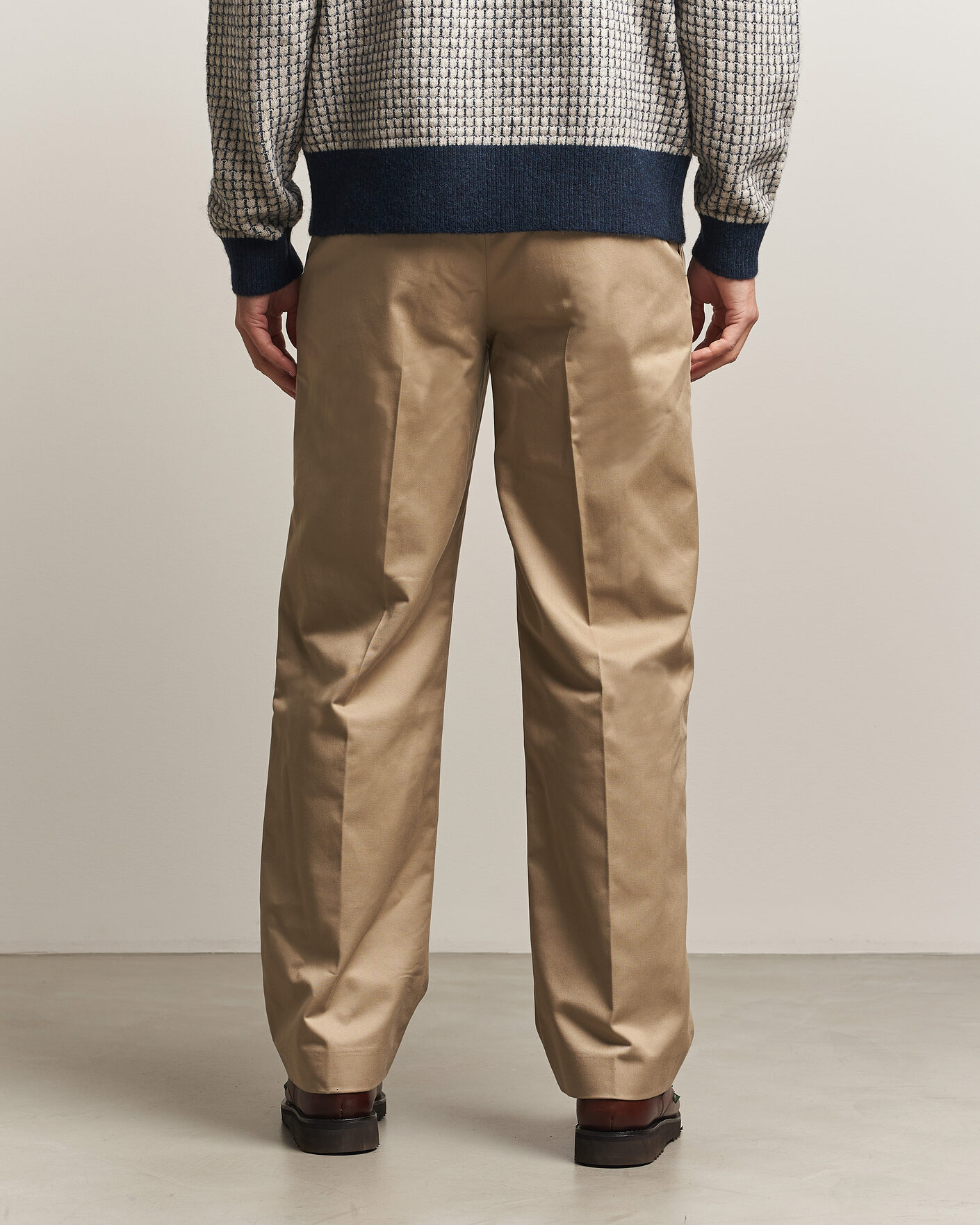 Men | Trousers | Drôle de Monsieur | Gabardine Pleated Trousers Beige
