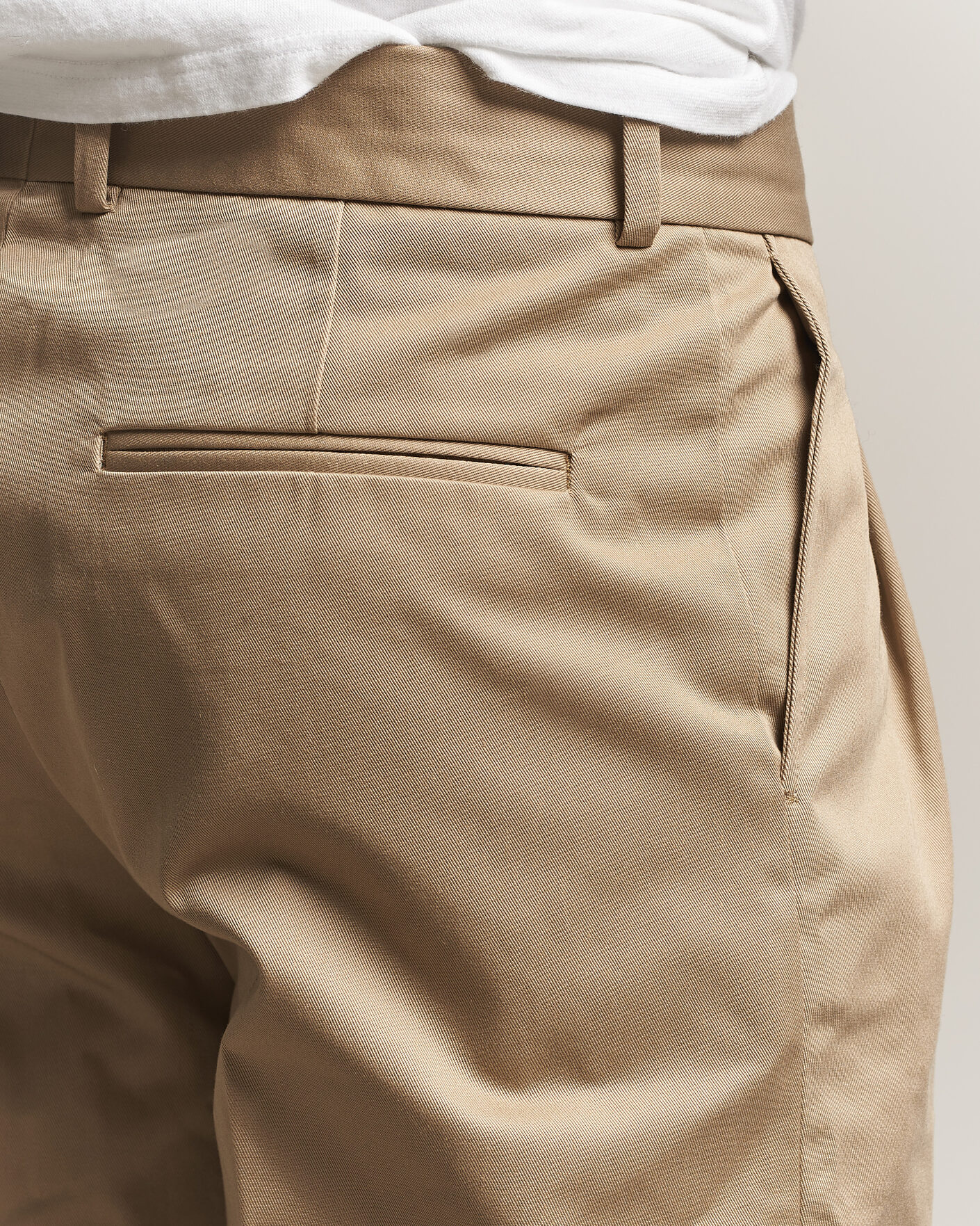 Men | Trousers | Drôle de Monsieur | Gabardine Pleated Trousers Beige