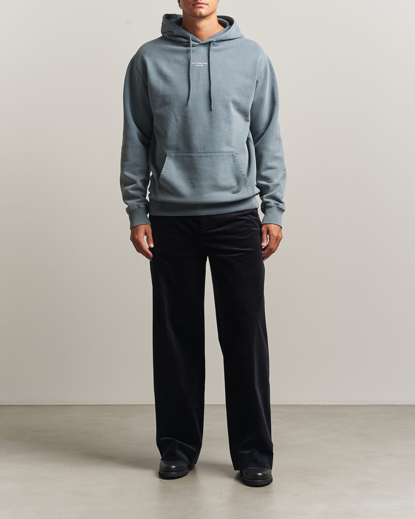 Men | Sweaters & Knitwear | Drôle de Monsieur | Classic Slogan Hoodie Dark Grey