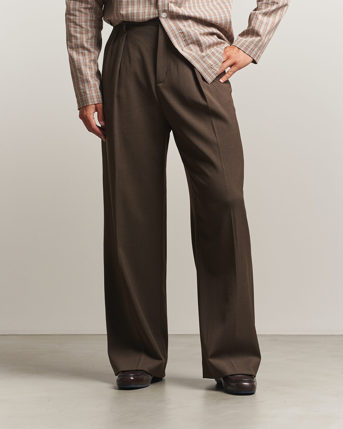 Men | Trousers | Filippa K | Milo Wide Wool Trousers Walnut Brown