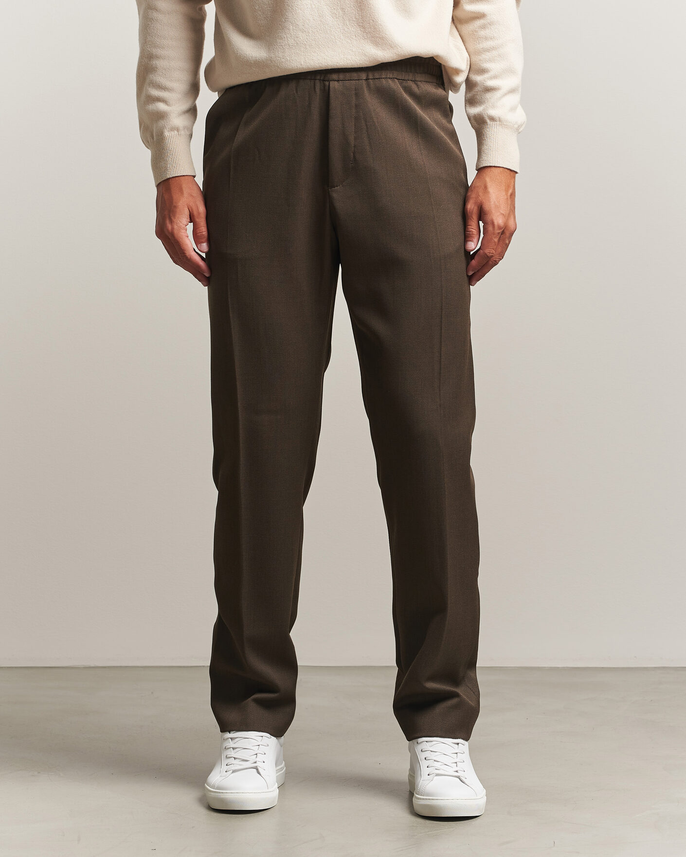 Men | Trousers | Filippa K | Theo Relaxed Wool Trousers Walnut Brown