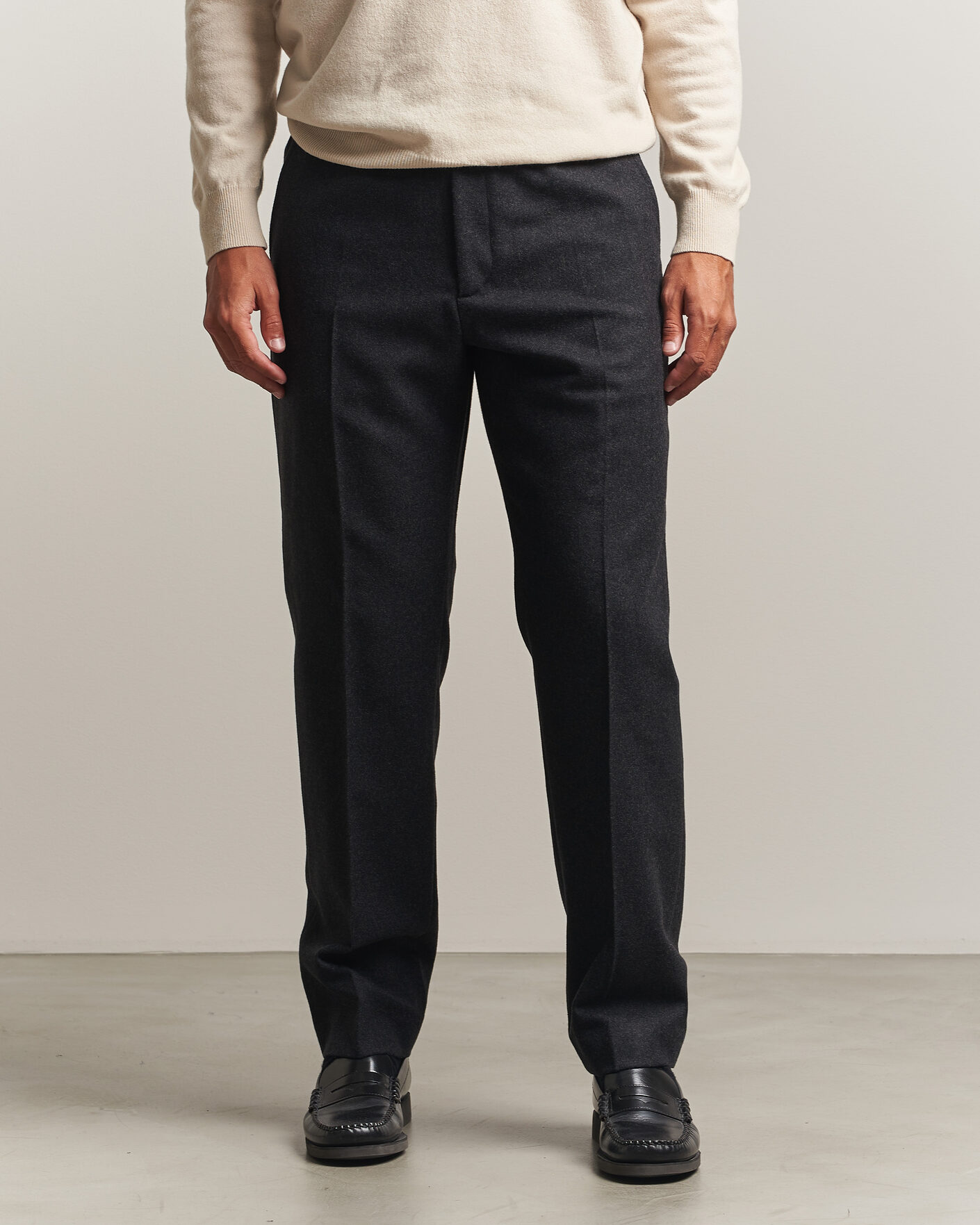 Men | Trousers | Filippa K | Theo Relaxed Flannel Trousers Anthracite Melange