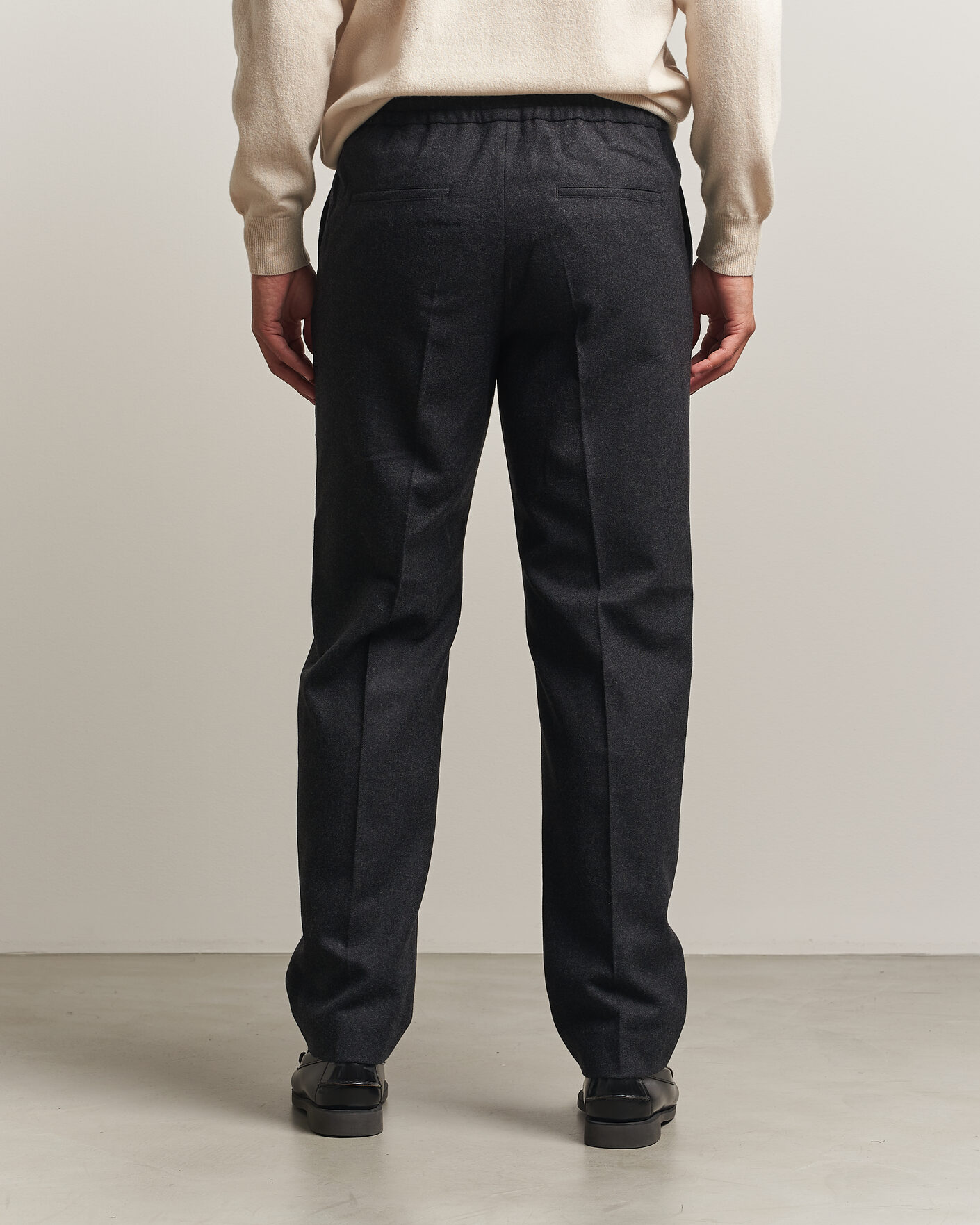 Men | Trousers | Filippa K | Theo Relaxed Flannel Trousers Anthracite Melange