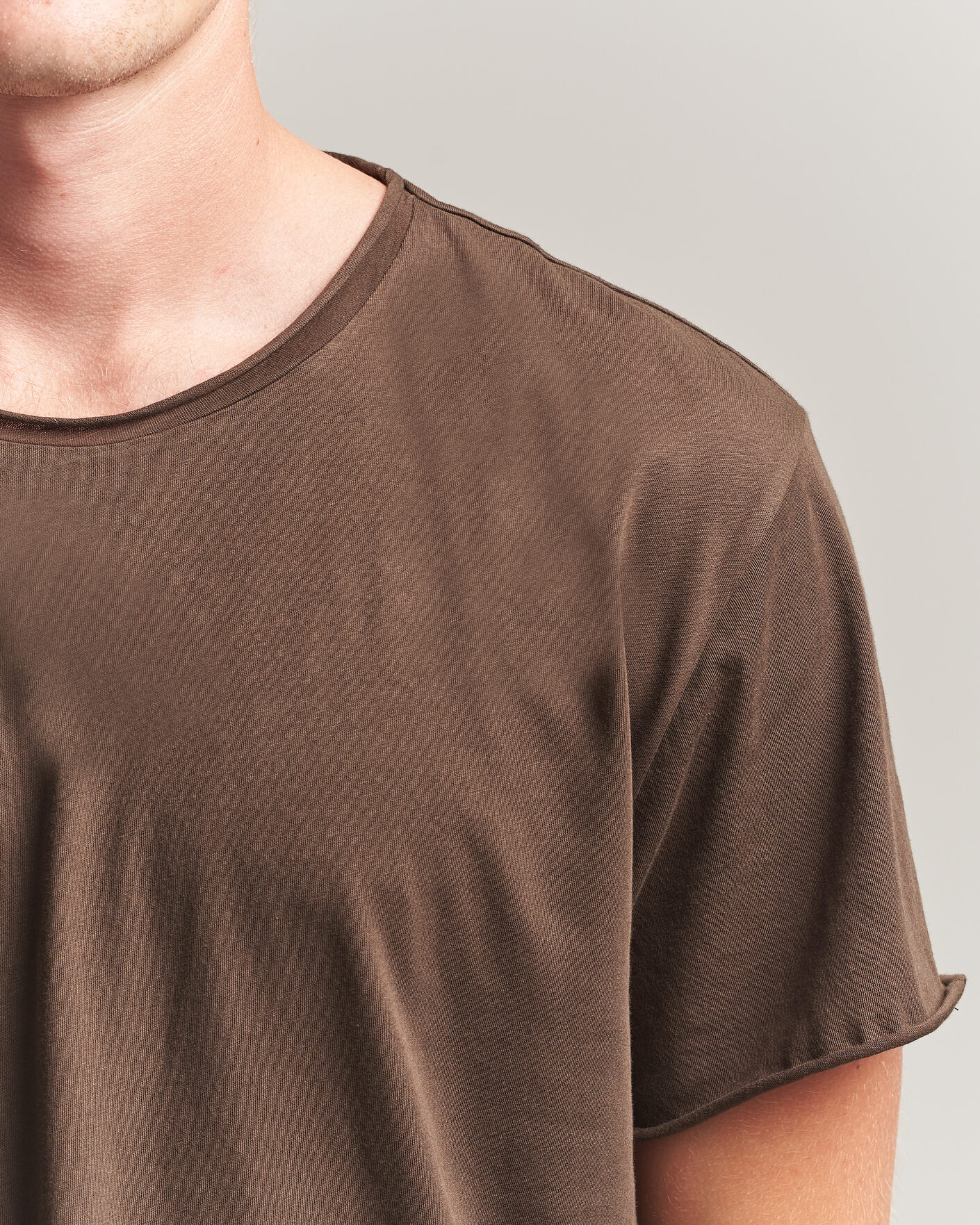 Men | T-Shirts | Filippa K | Roll Neck Crew Neck T-Shirt Golden Brown