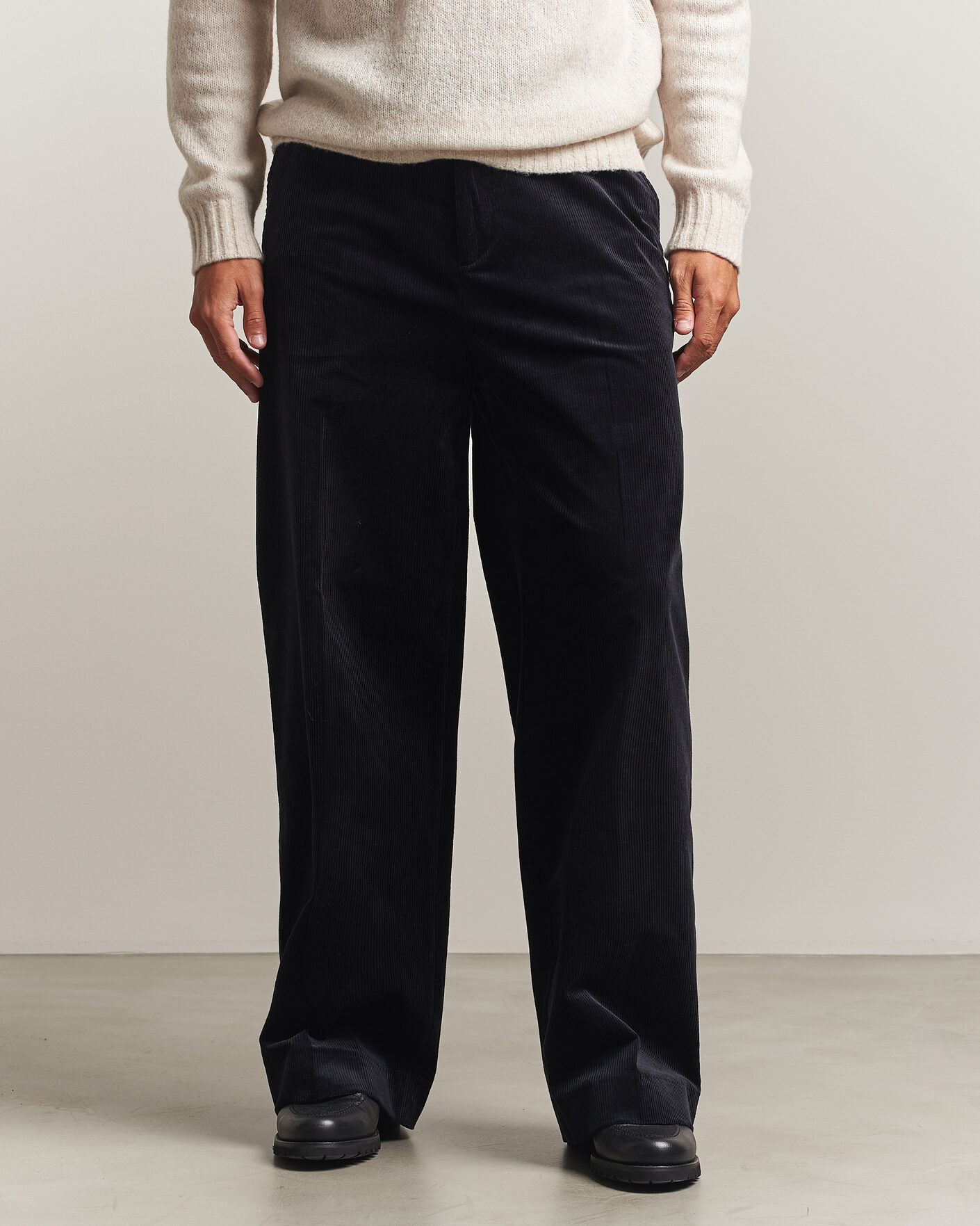 Men | Trousers | Filippa K | Hector Corduroy Trousers Dark Navy