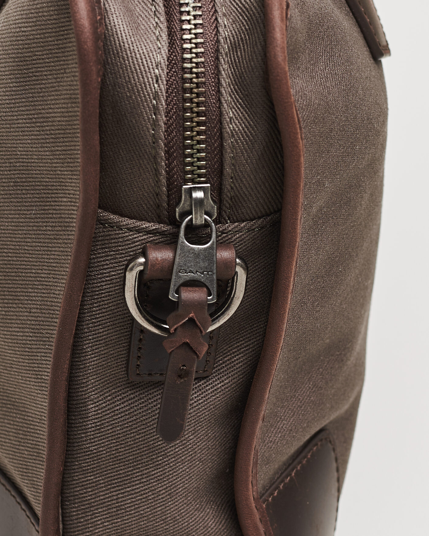 Men | Bags | Gant | Modern Premium Canvas Commuter Bag Faded Taupe