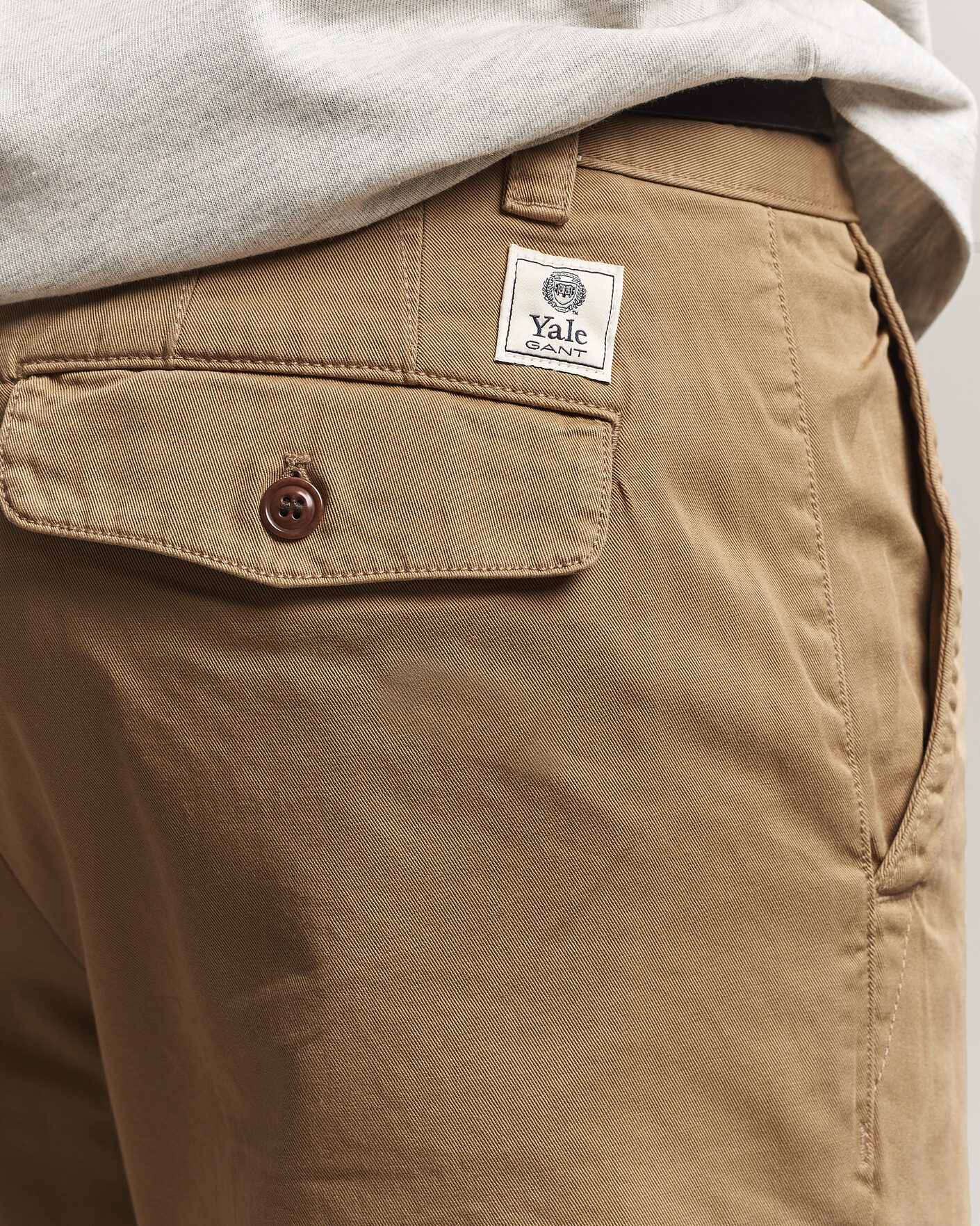 Men | Trousers | Gant | YALE Cotton Twill Chinos Darkened Beige