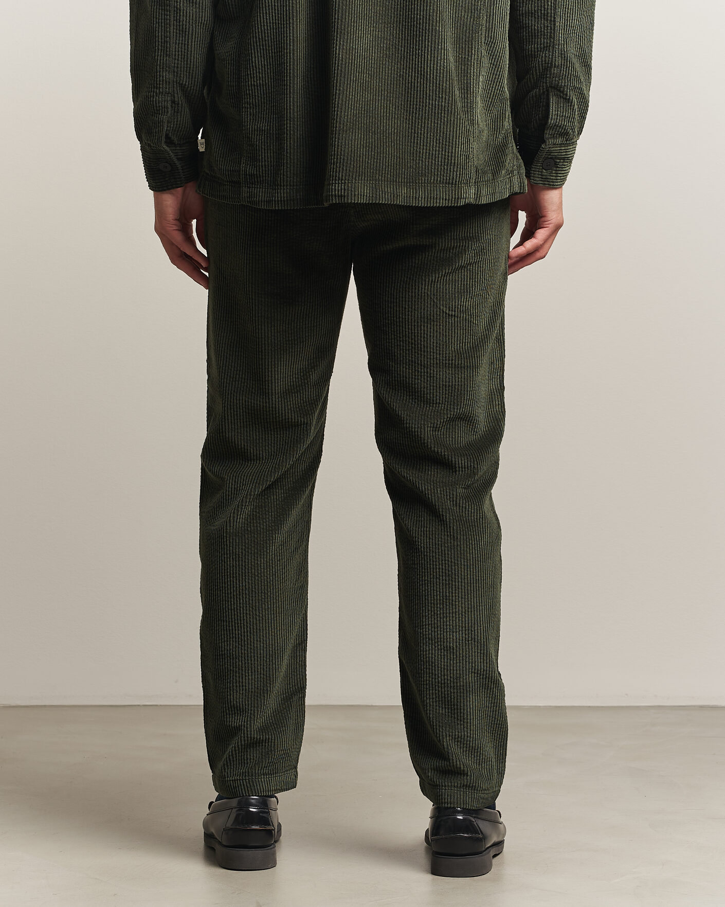 Men | Trousers | KnowledgeCotton Apparel | Chuck Regular Cord Trousers Forest Night